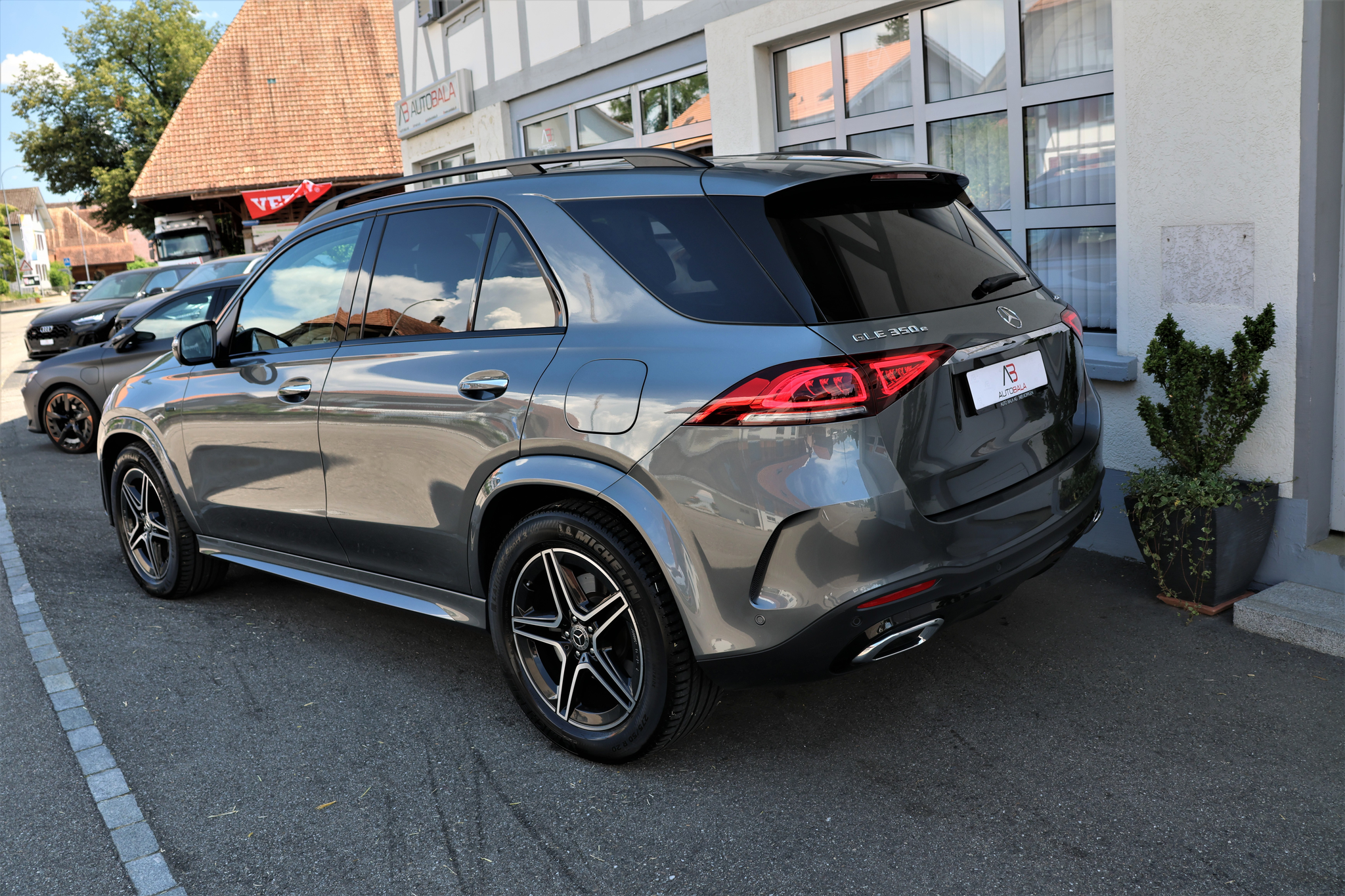 listing desktop thumbnail image 3