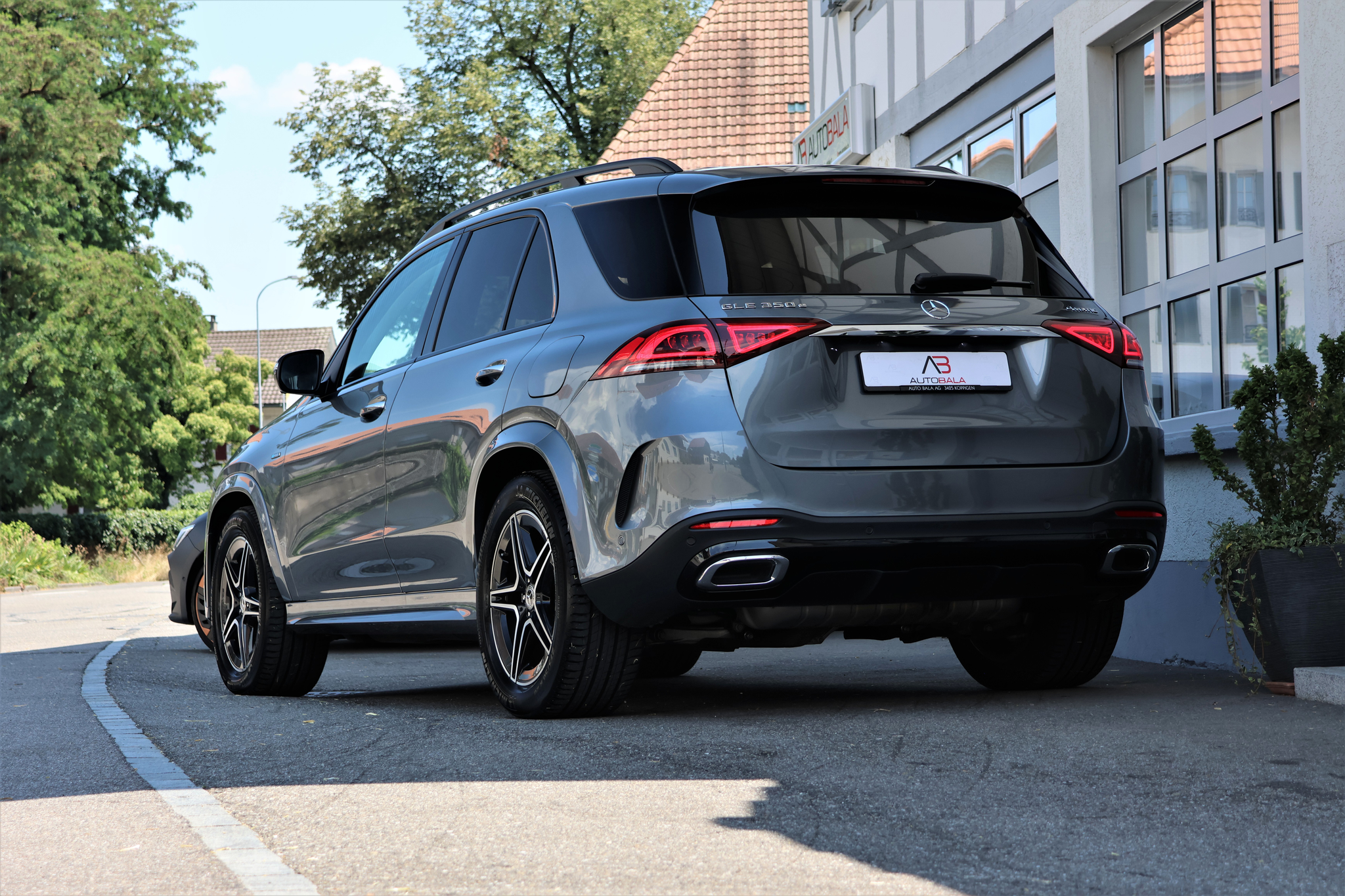 listing desktop thumbnail image 1