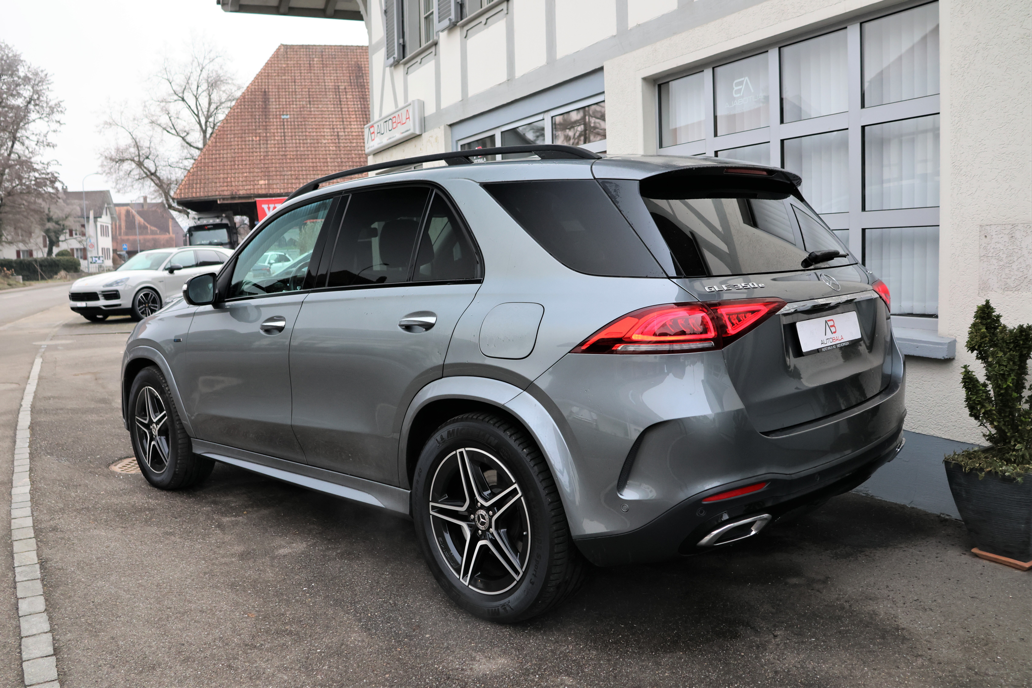 listing desktop thumbnail image 5