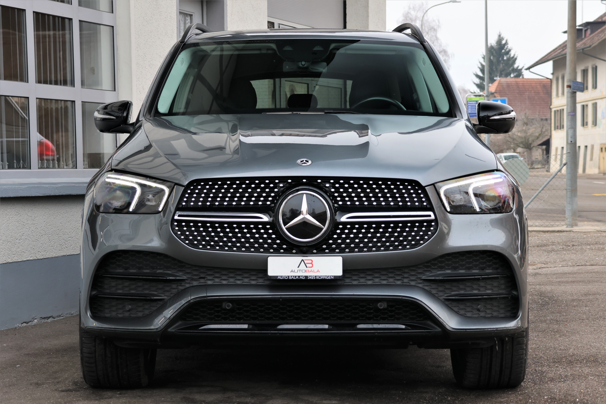 listing desktop thumbnail image 1