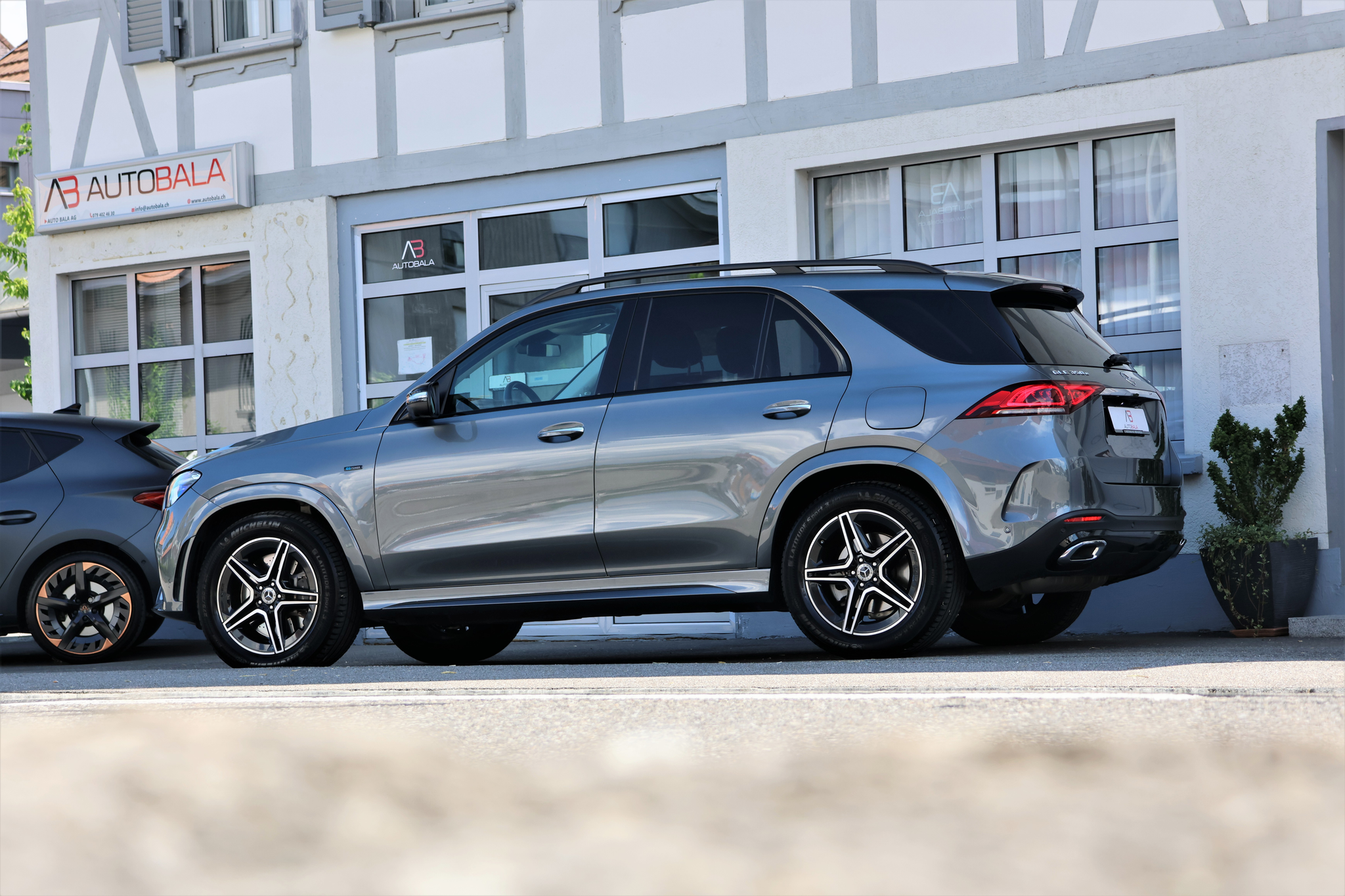 listing desktop thumbnail image 2