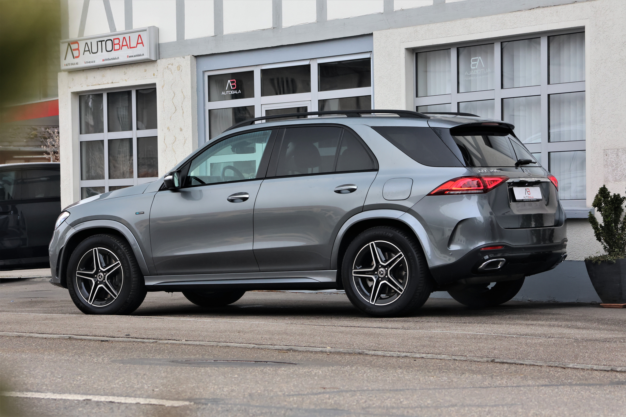 listing desktop thumbnail image 3