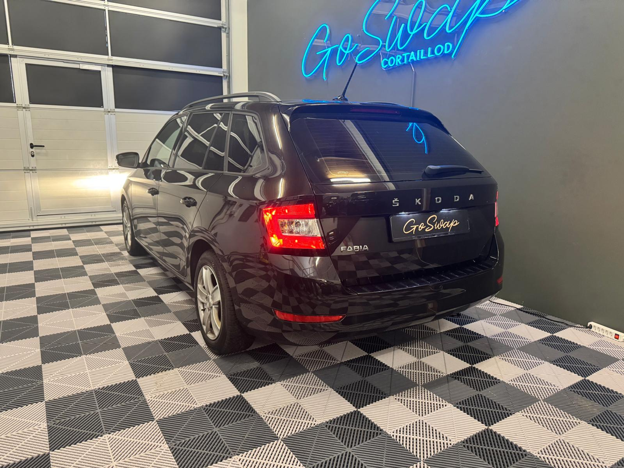 listing desktop thumbnail image 3