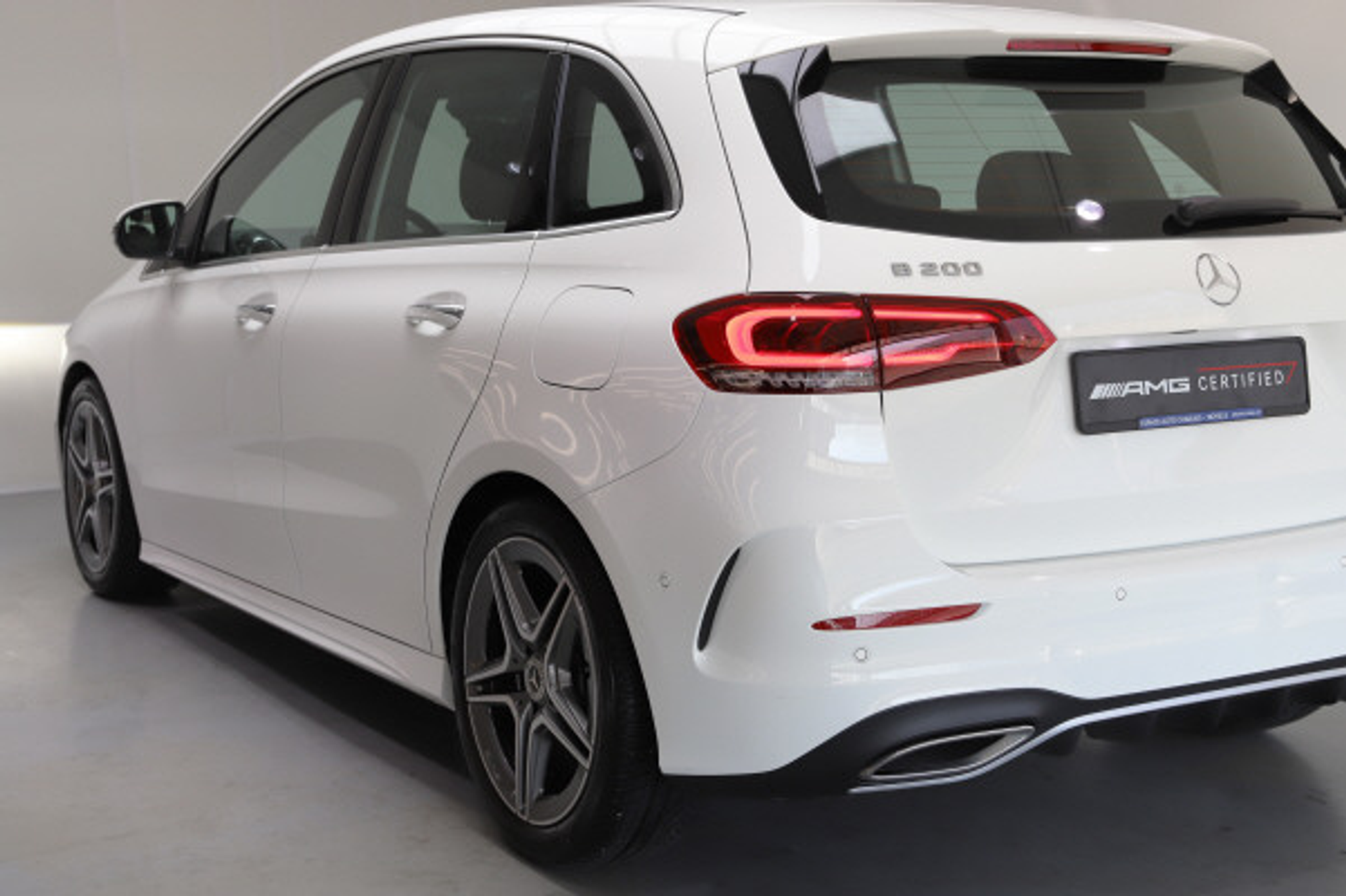 listing desktop thumbnail image 3