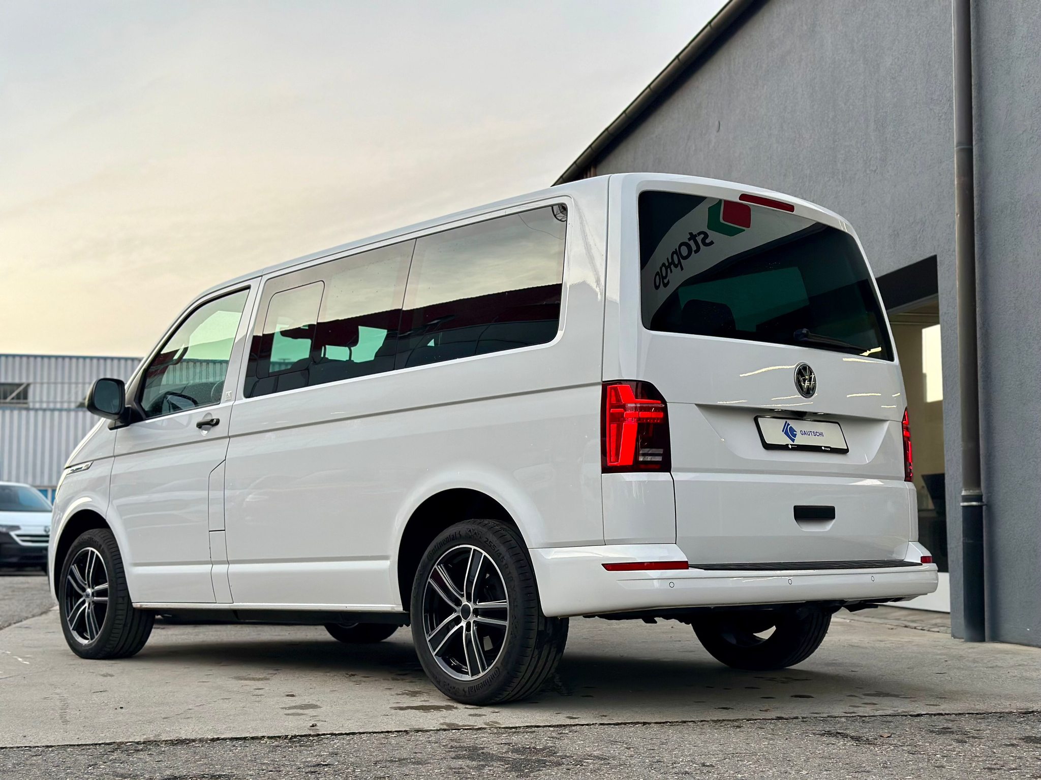 listing desktop thumbnail image 3