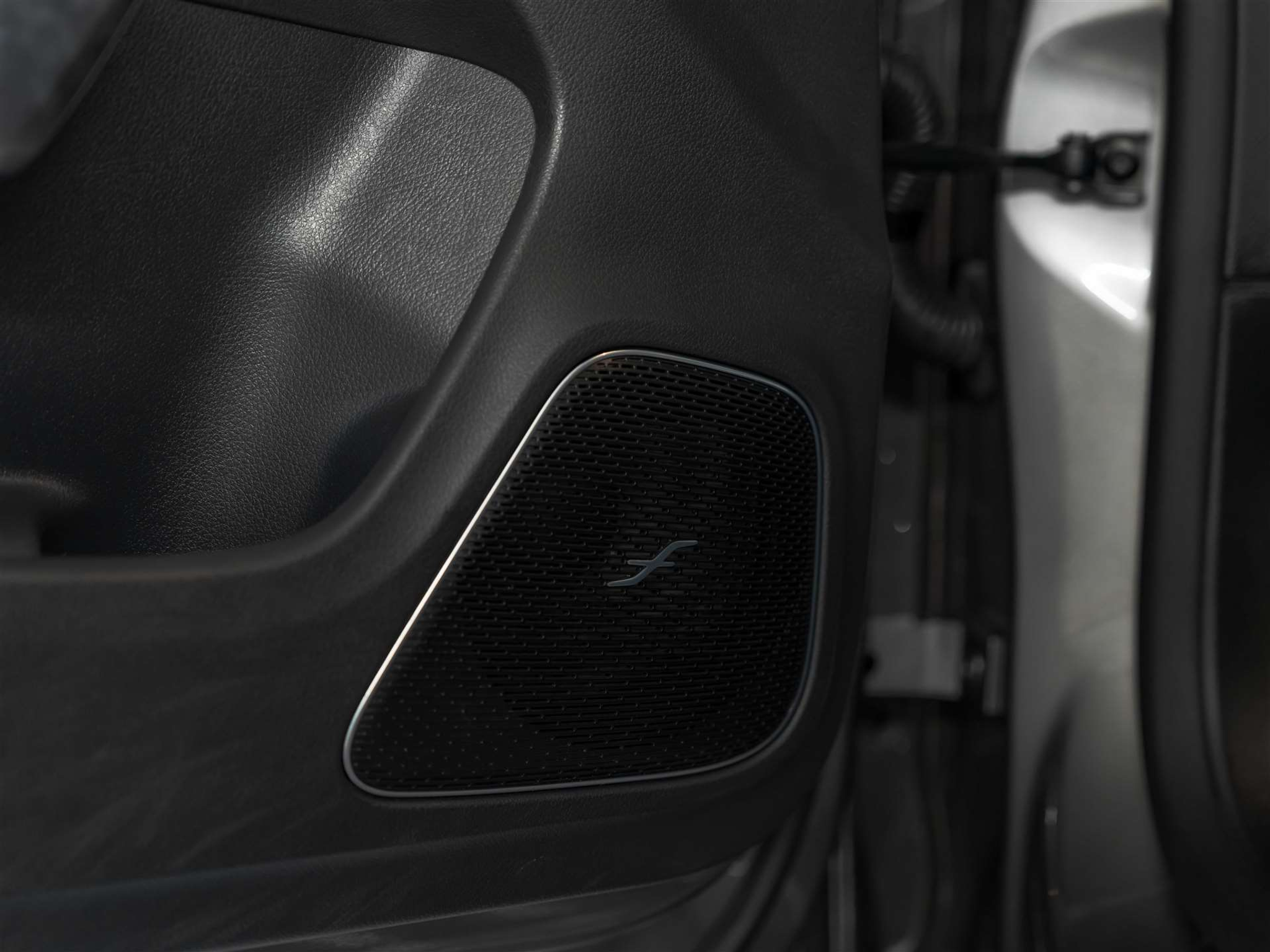 listing desktop thumbnail image 28