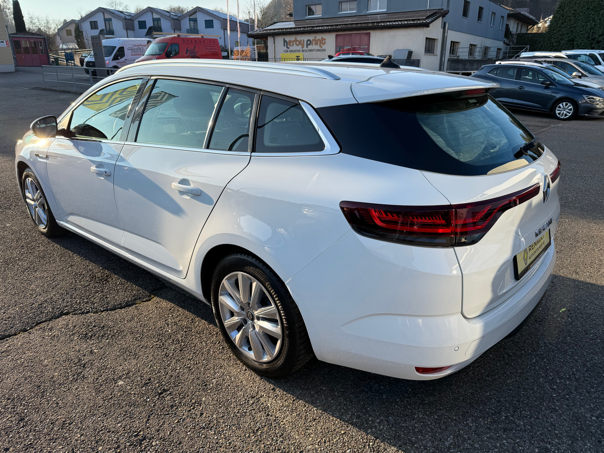 listing desktop thumbnail image 3