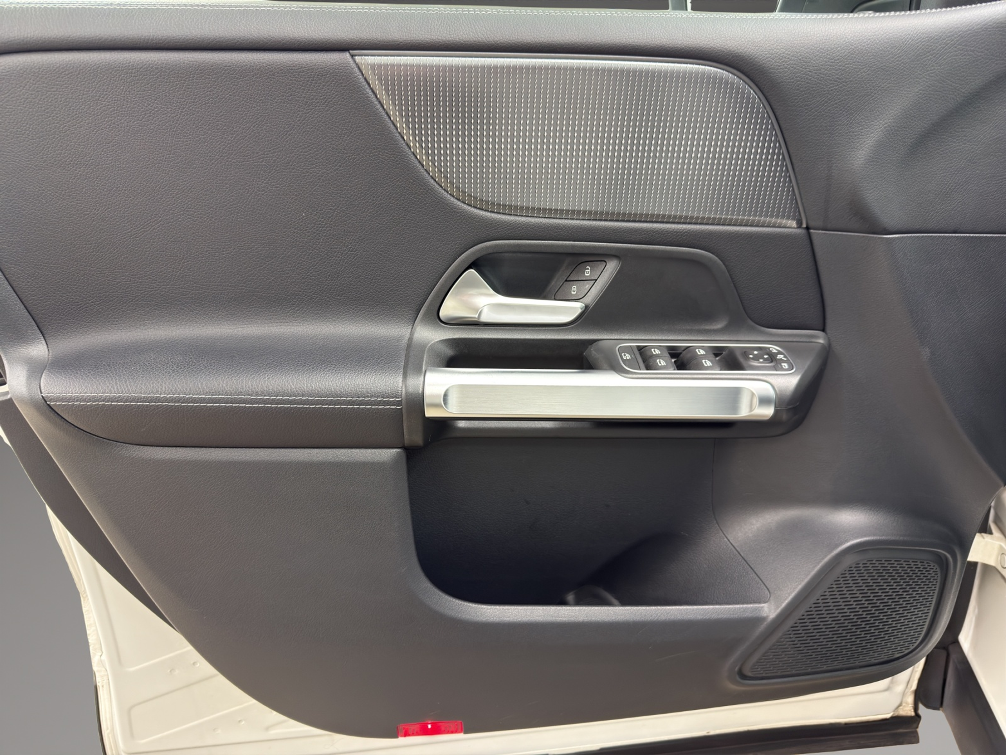 listing desktop thumbnail image 12