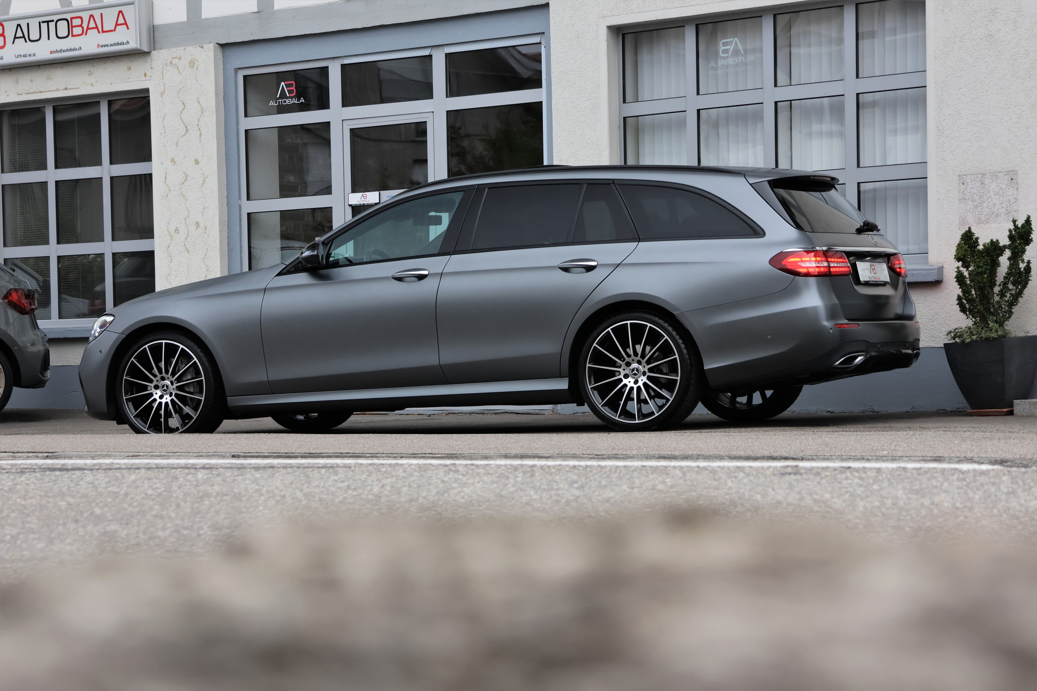 listing desktop thumbnail image 3