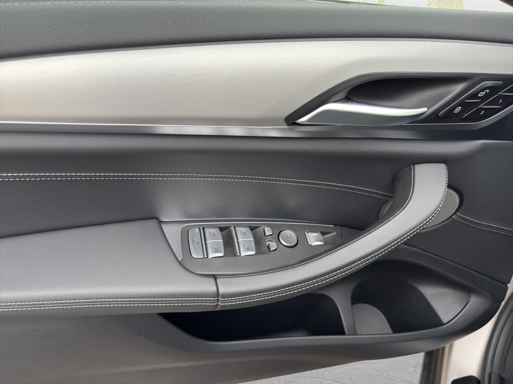 listing desktop thumbnail image 16