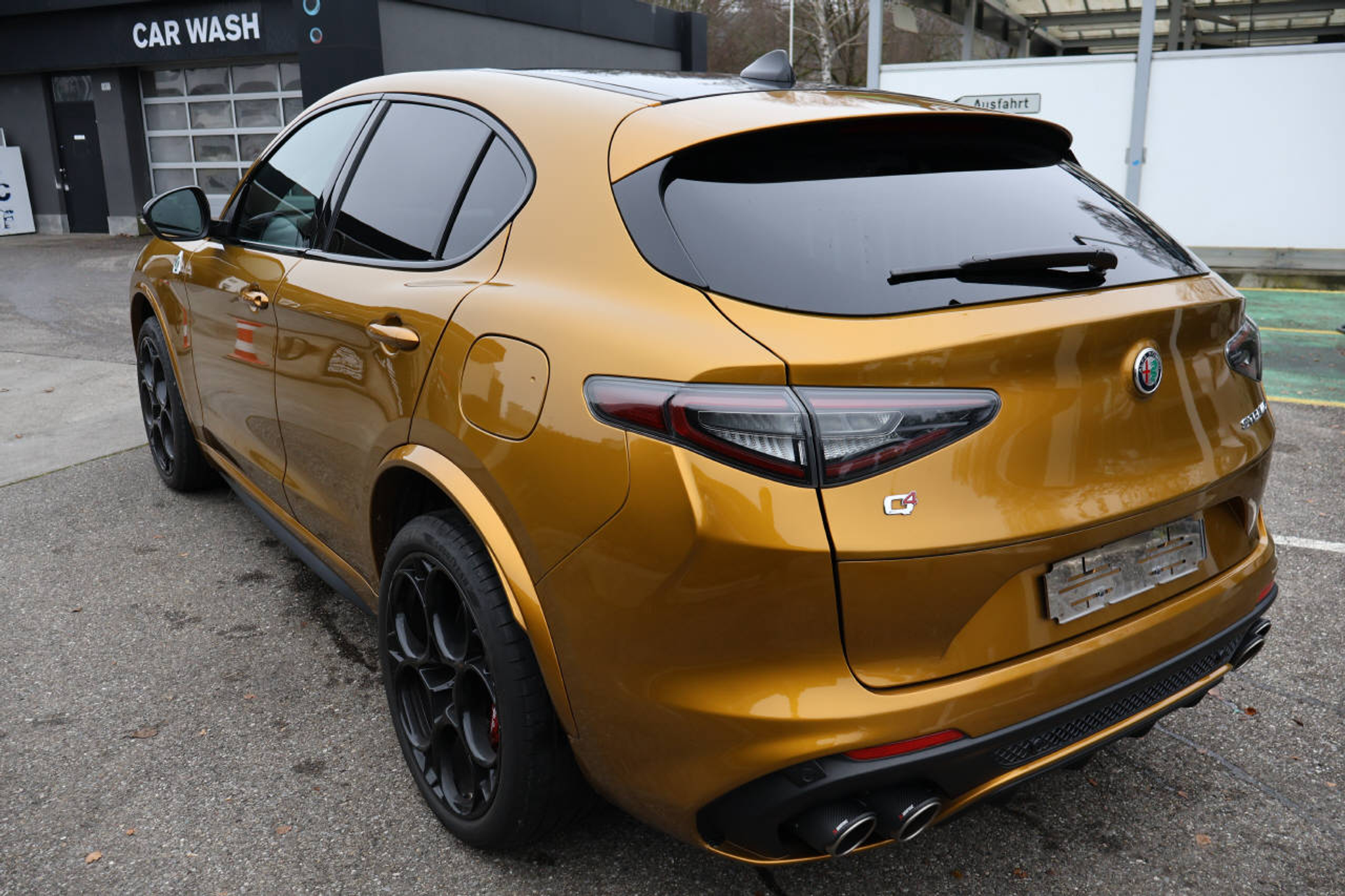 listing desktop thumbnail image 4