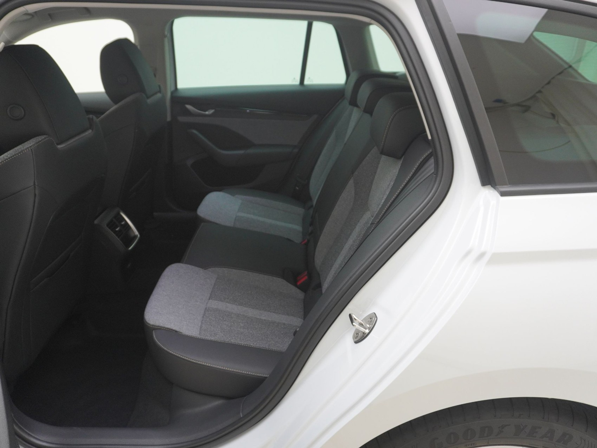 listing desktop thumbnail image 14