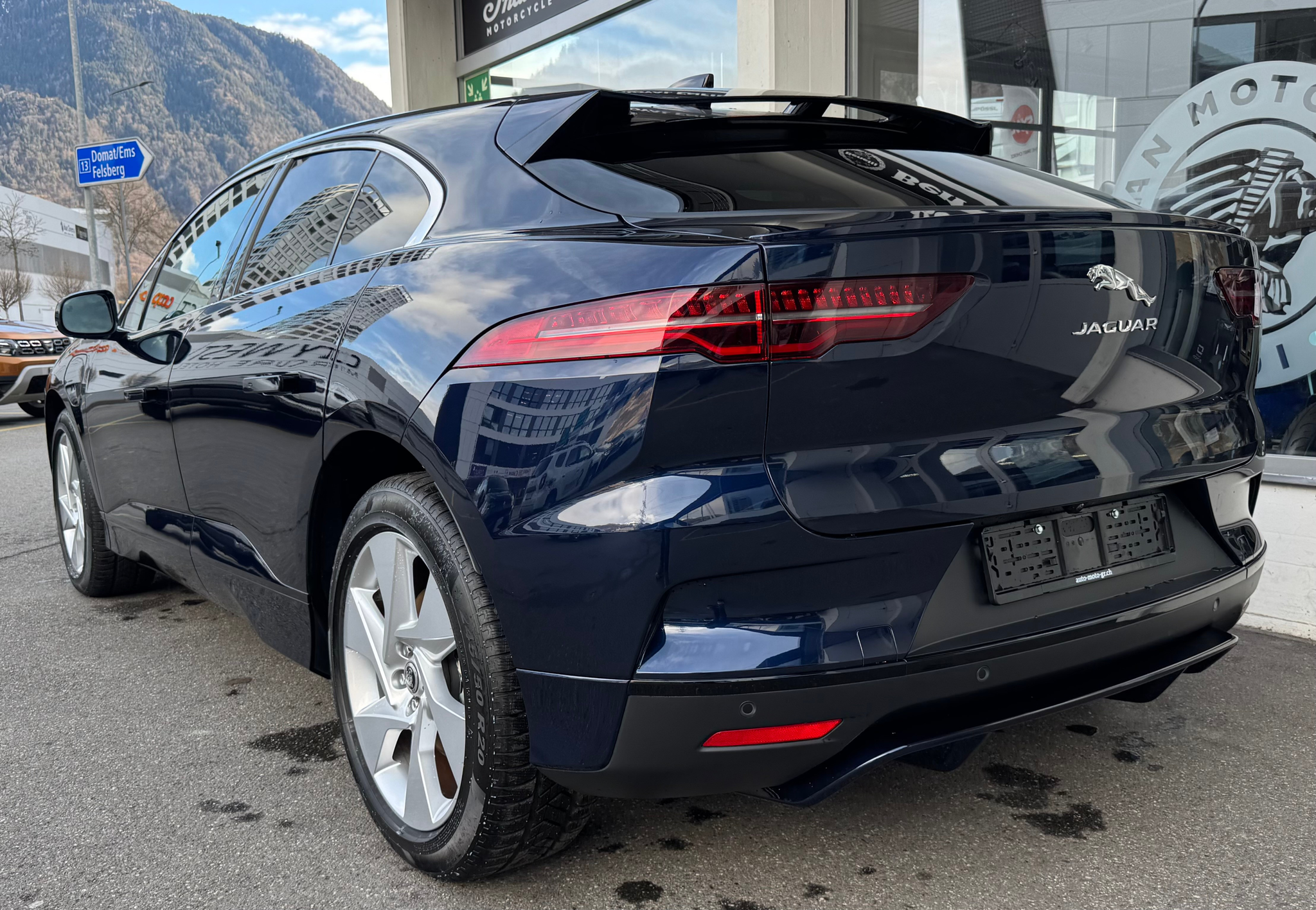 listing desktop thumbnail image 3