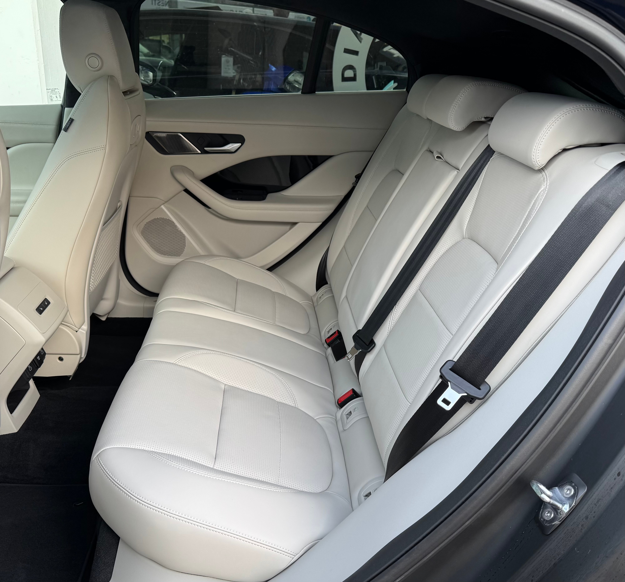 listing desktop thumbnail image 9