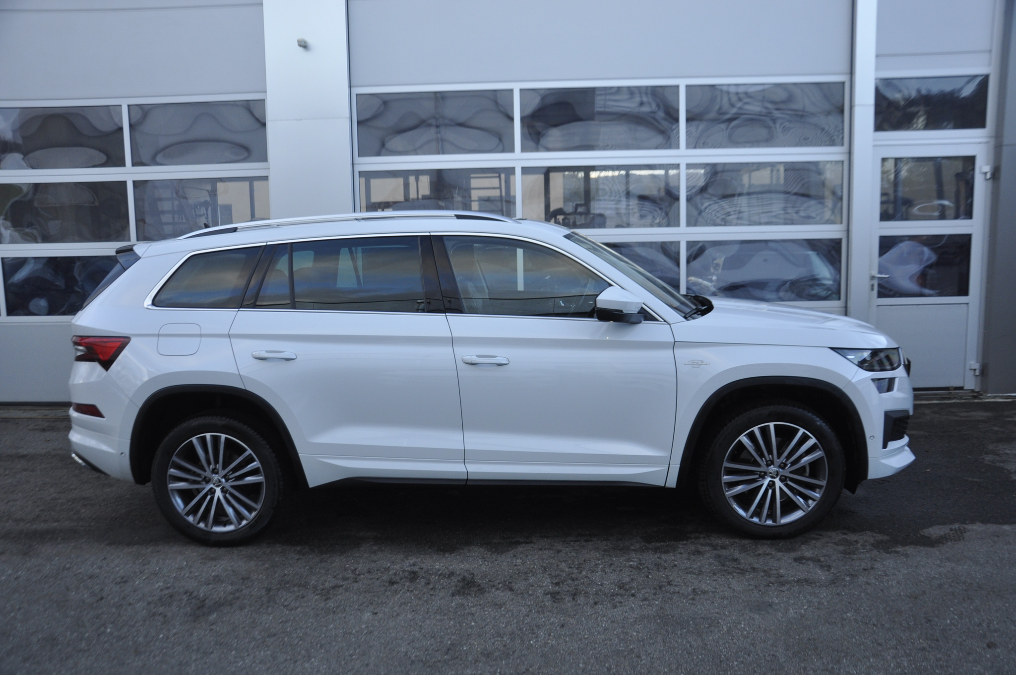 listing desktop thumbnail image 1