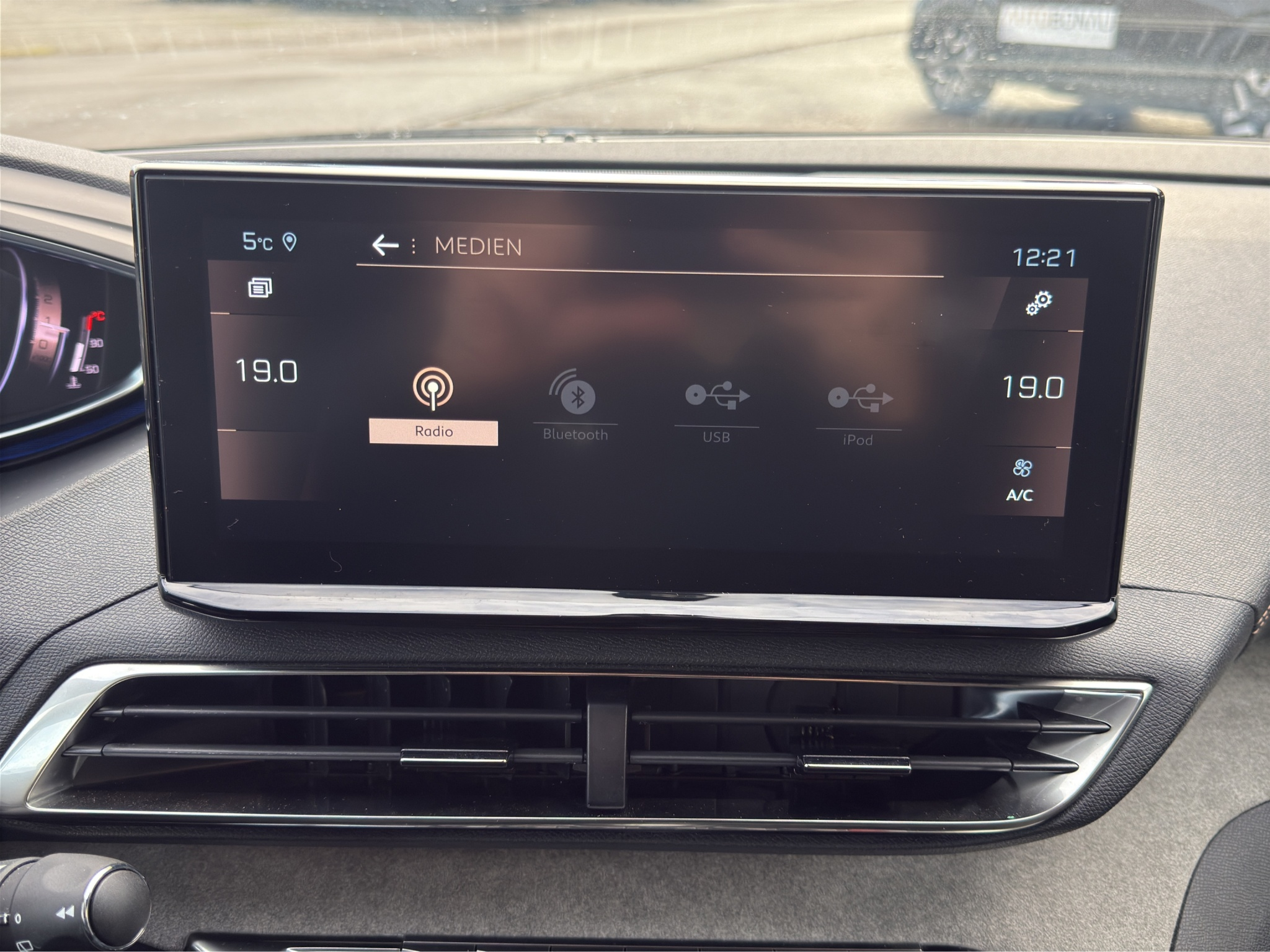 listing desktop thumbnail image 30