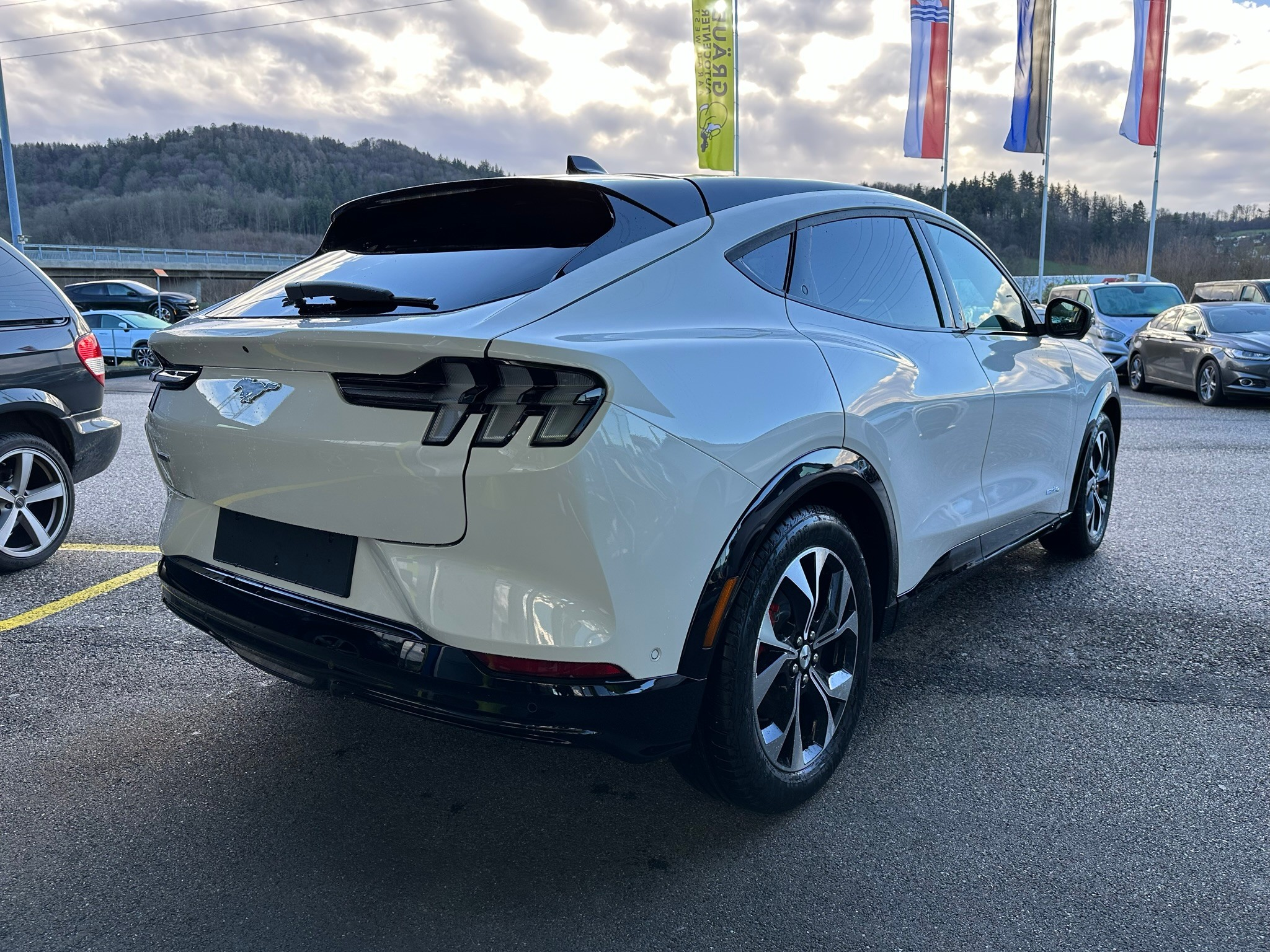 listing desktop thumbnail image 5