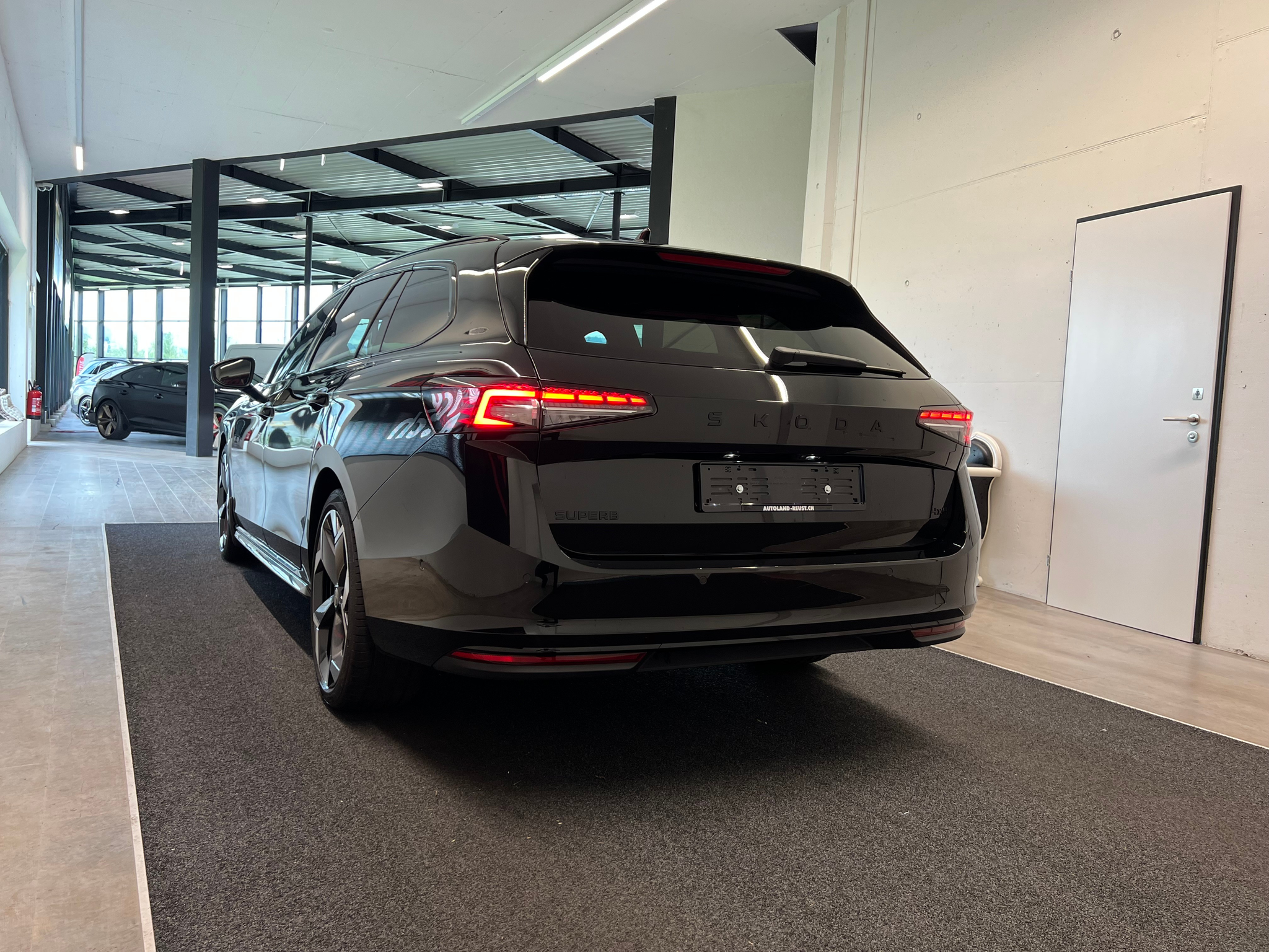 listing desktop thumbnail image 7