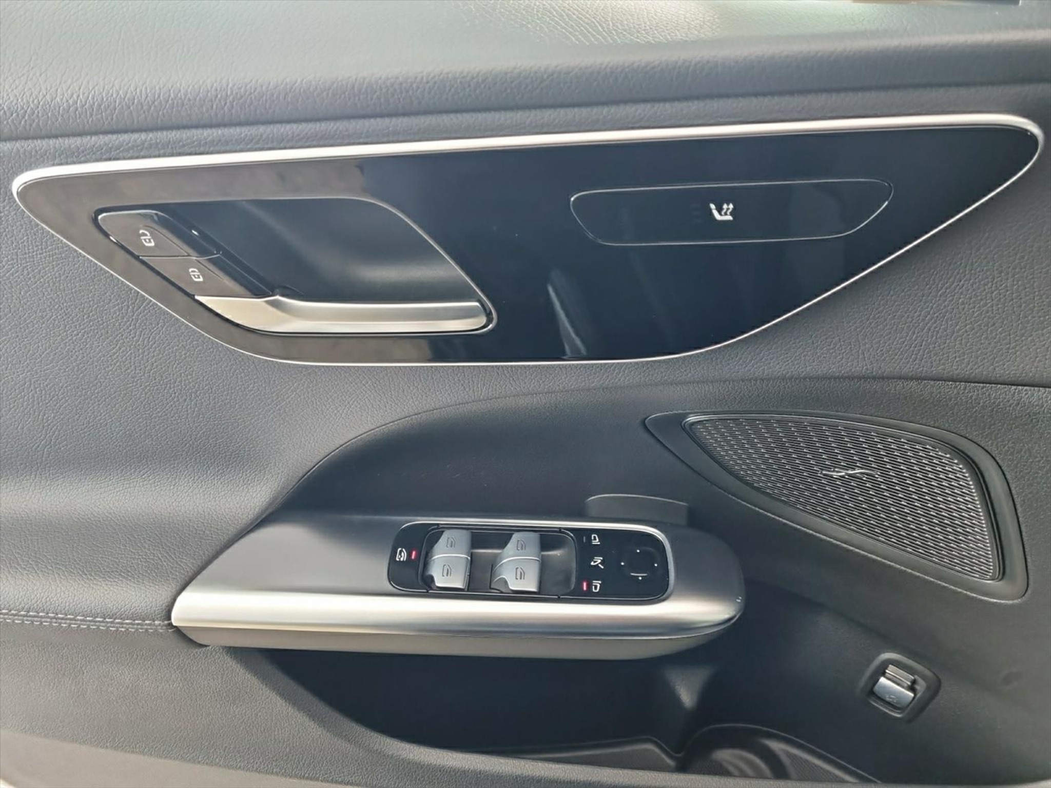 listing desktop thumbnail image 10