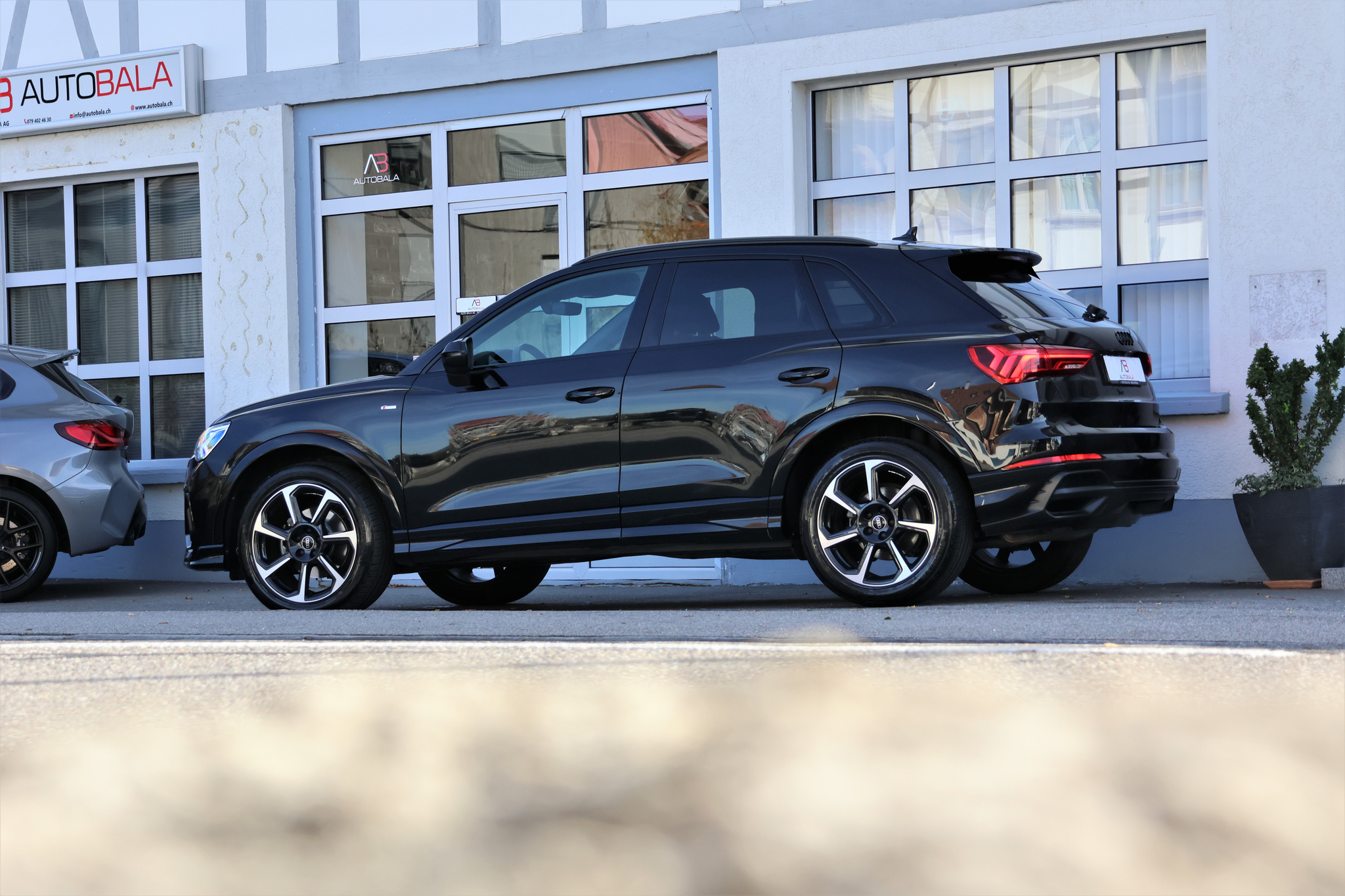 listing desktop thumbnail image 3