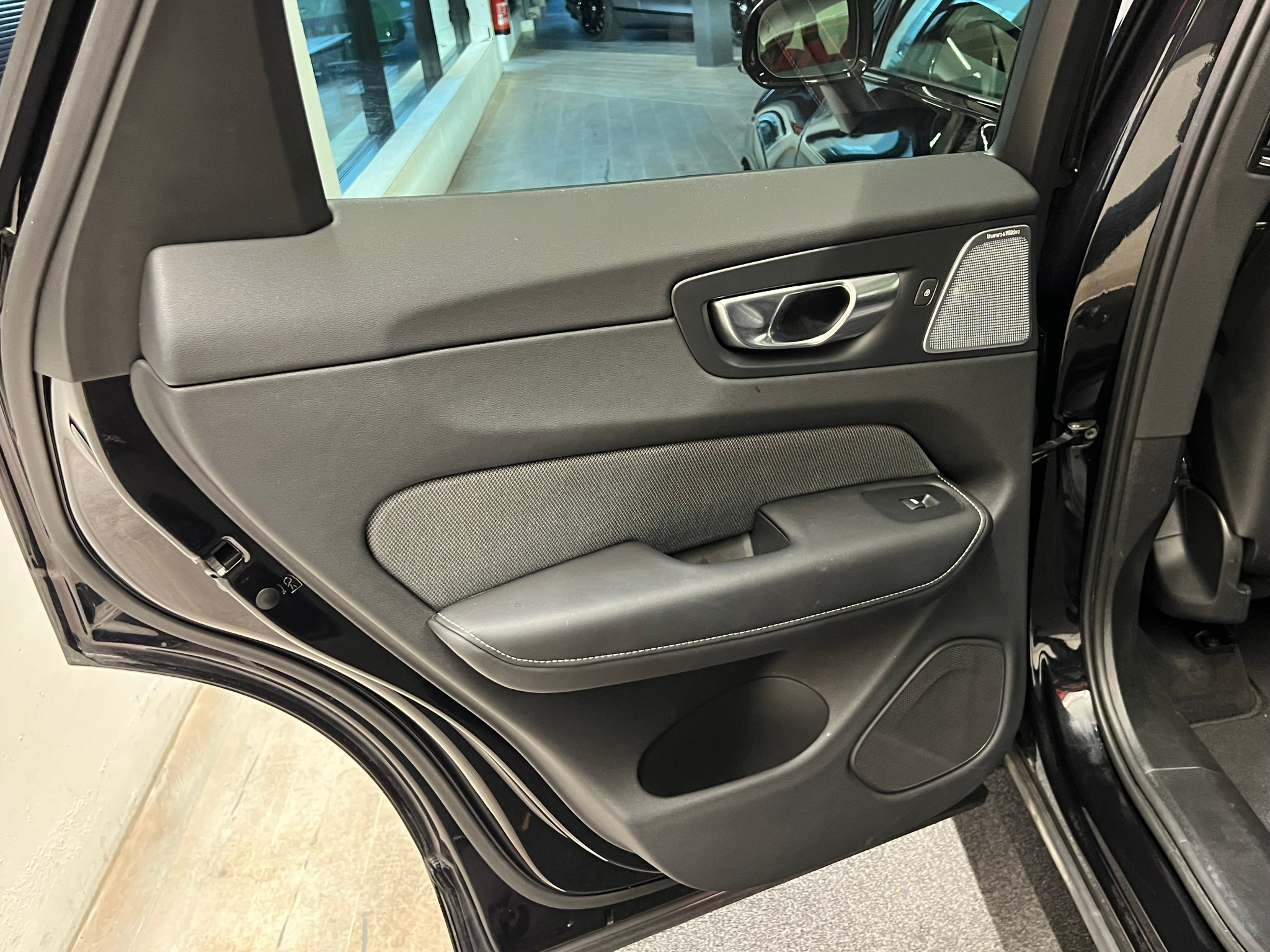 listing desktop thumbnail image 16