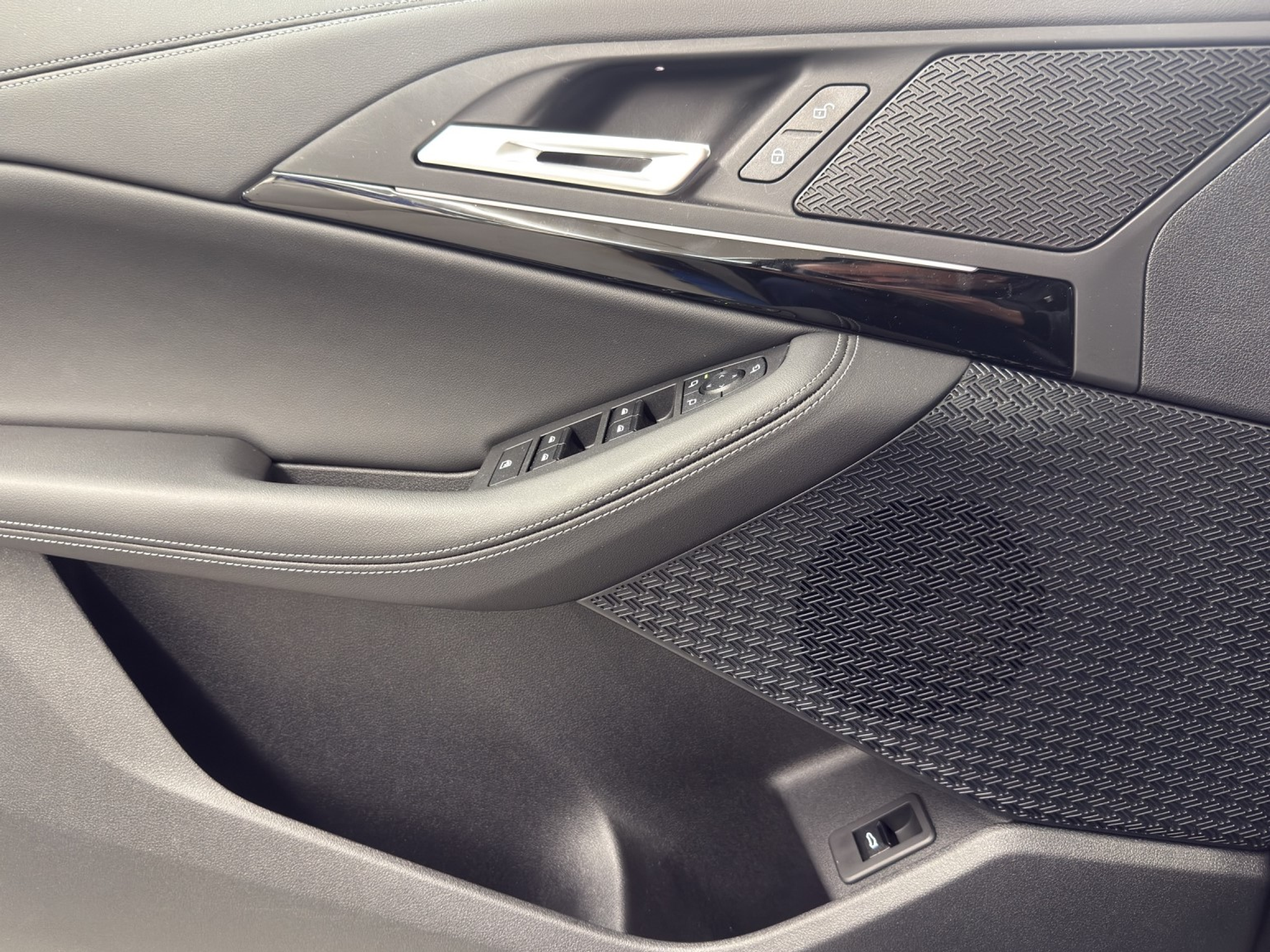 listing desktop thumbnail image 11