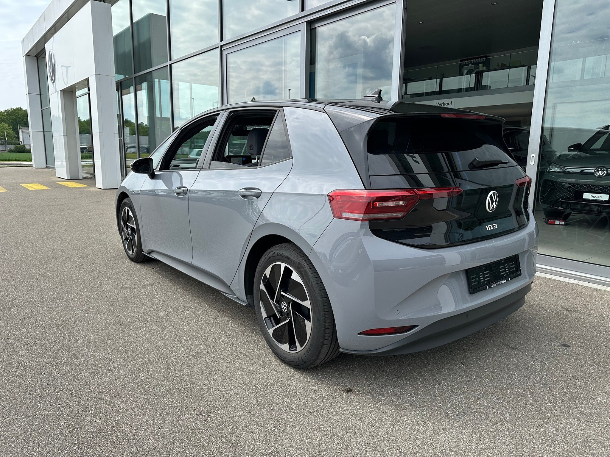 listing desktop thumbnail image 3