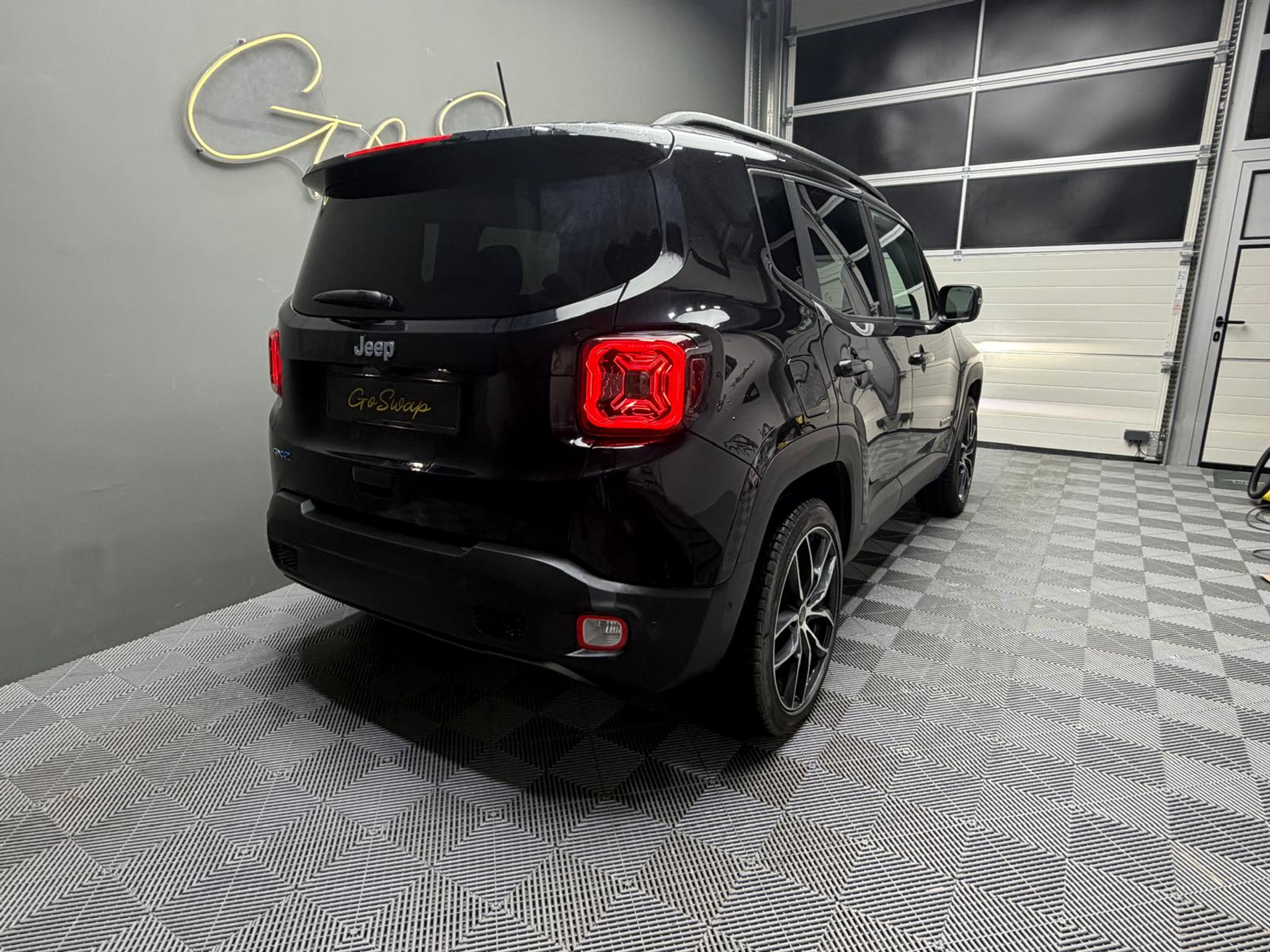 listing desktop thumbnail image 1