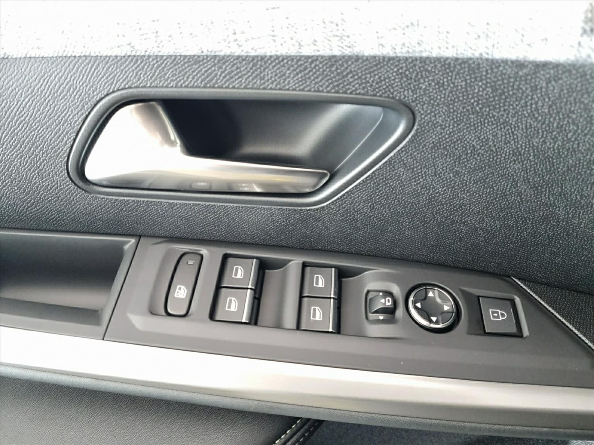 listing desktop thumbnail image 10