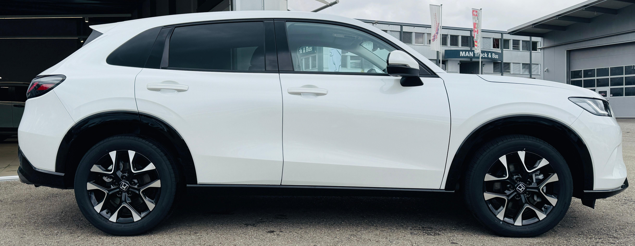 listing desktop thumbnail image 4