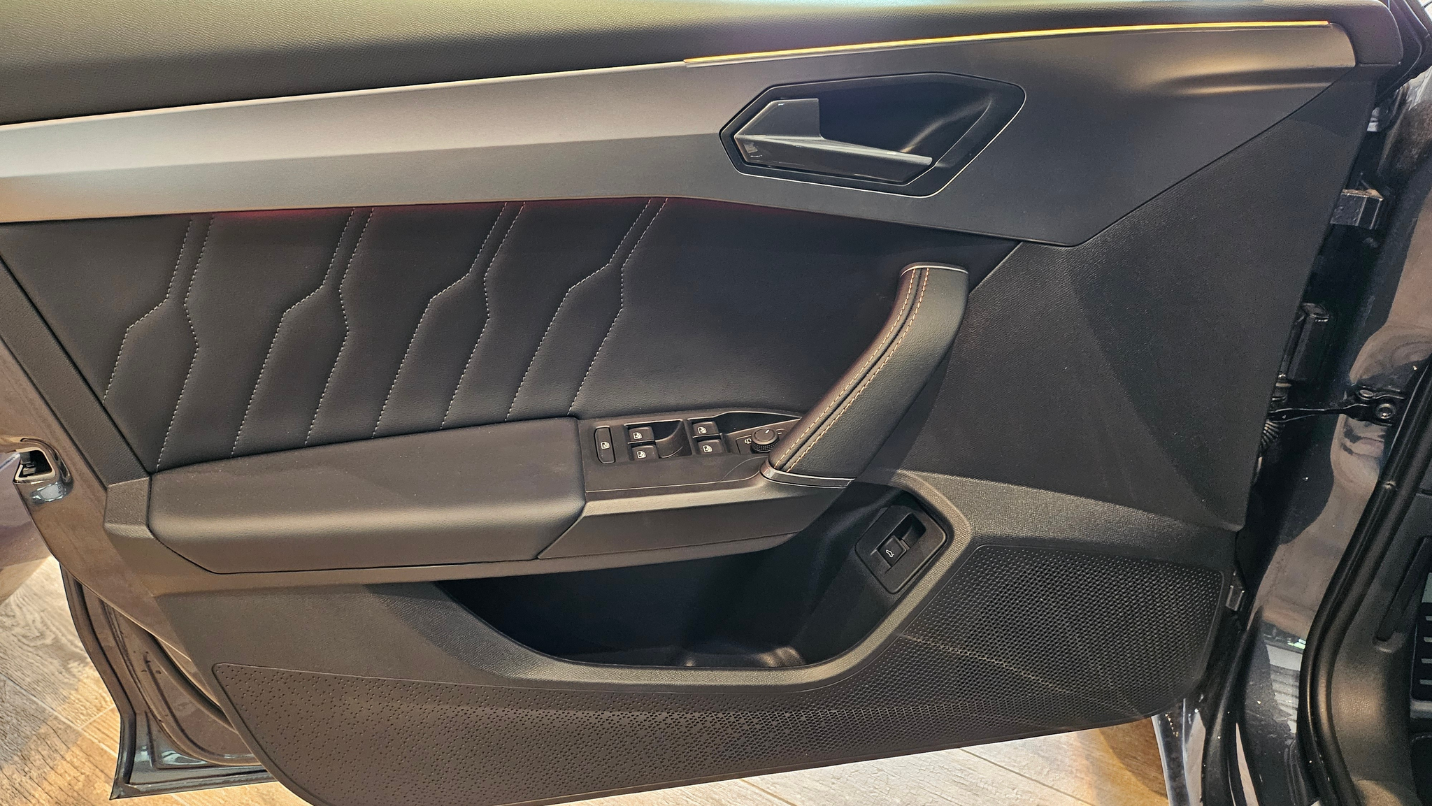 listing desktop thumbnail image 23