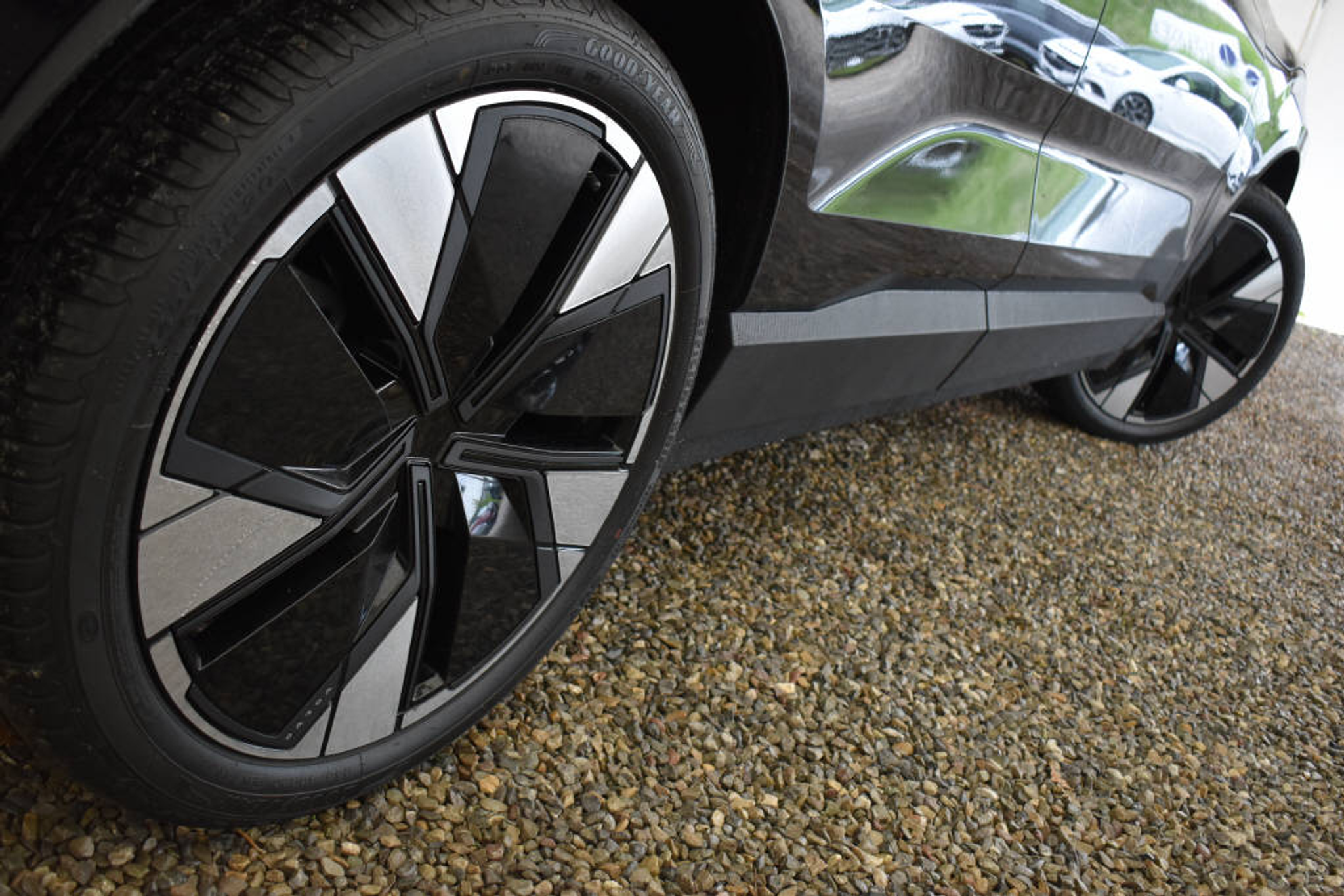 listing desktop thumbnail image 4