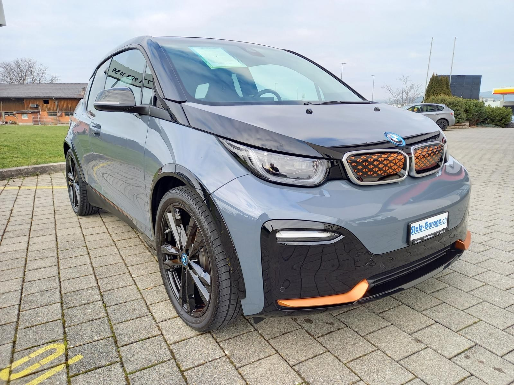 listing desktop thumbnail image 3