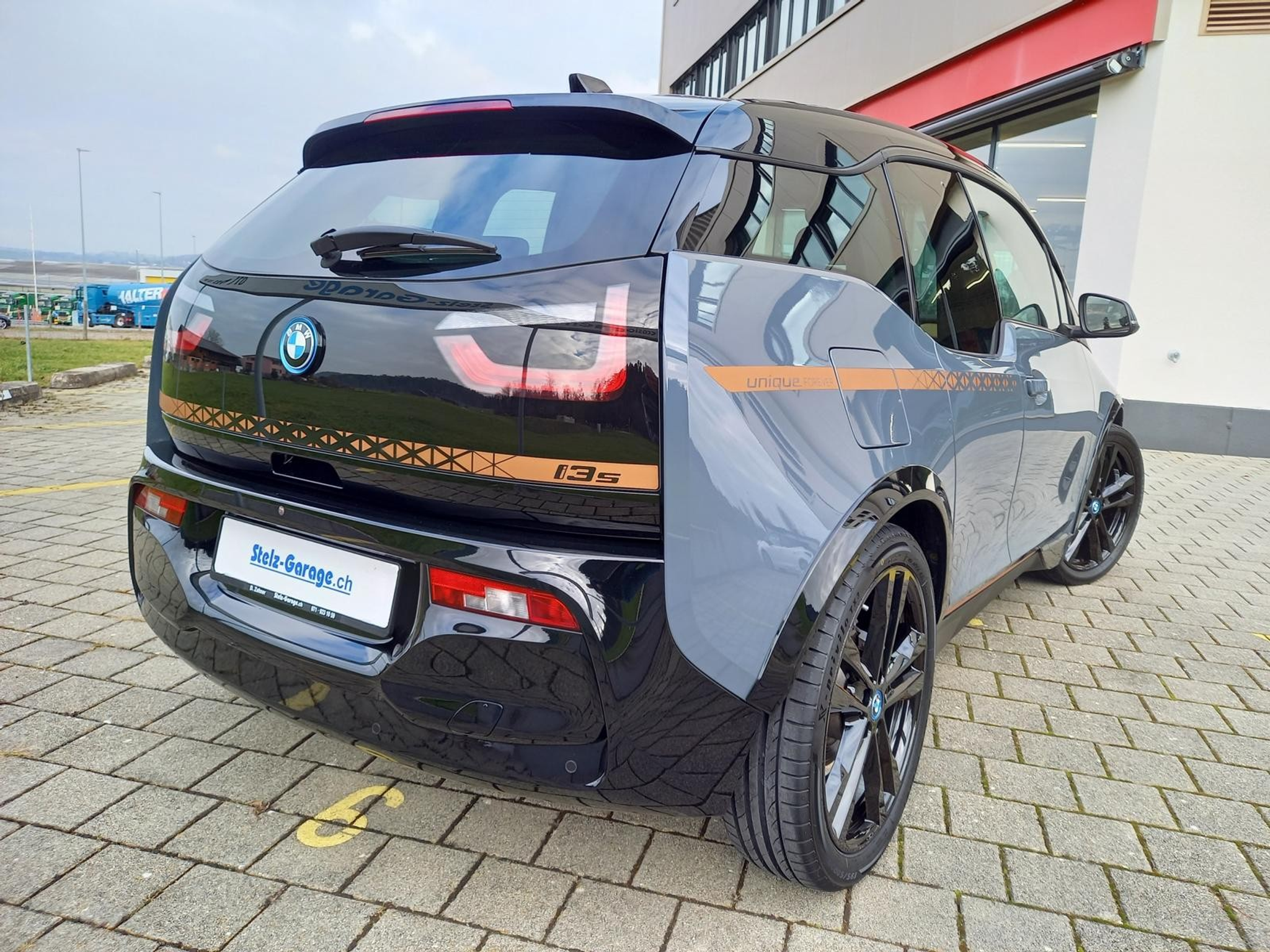 listing desktop thumbnail image 1