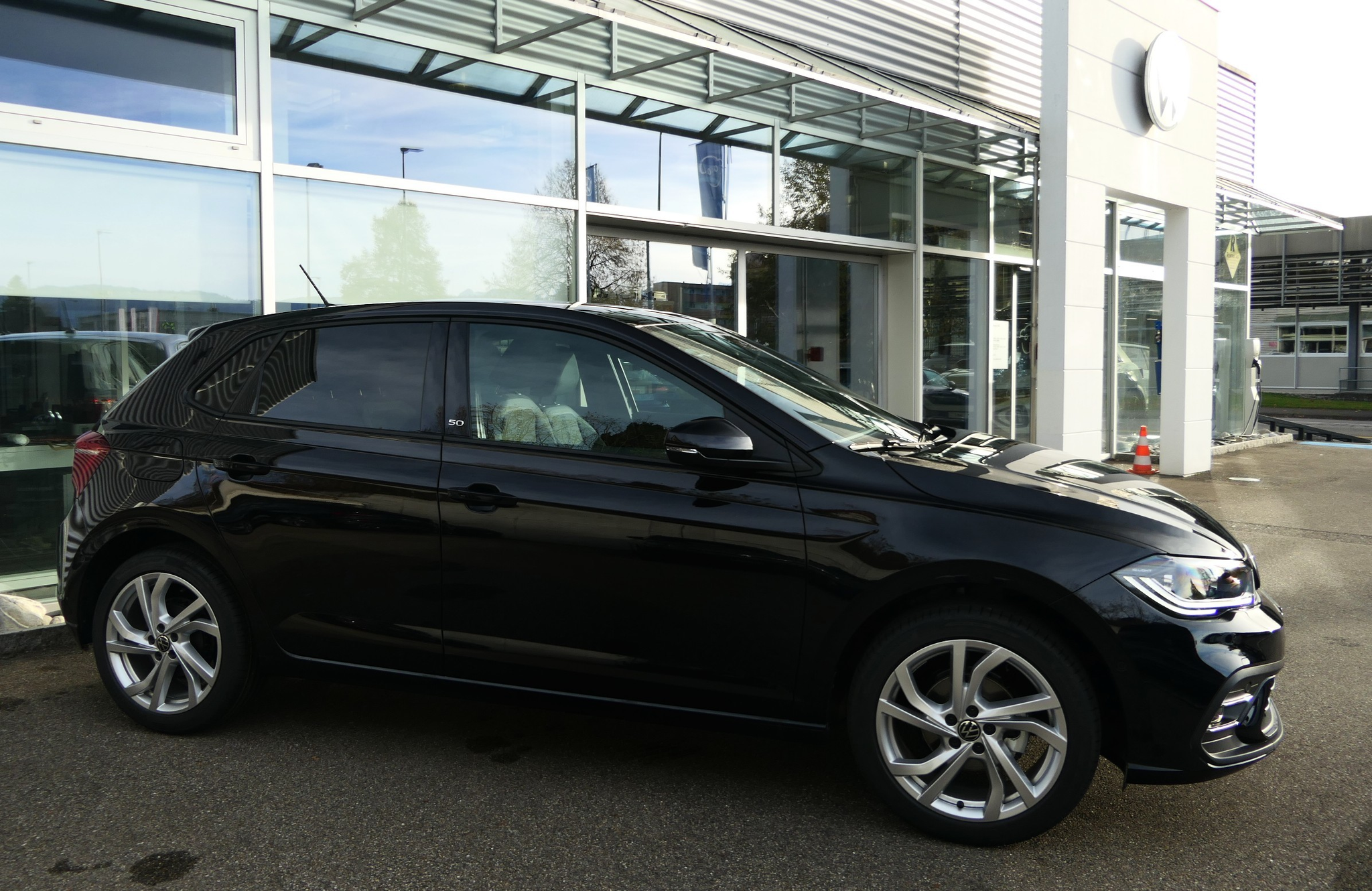 listing desktop thumbnail image 3