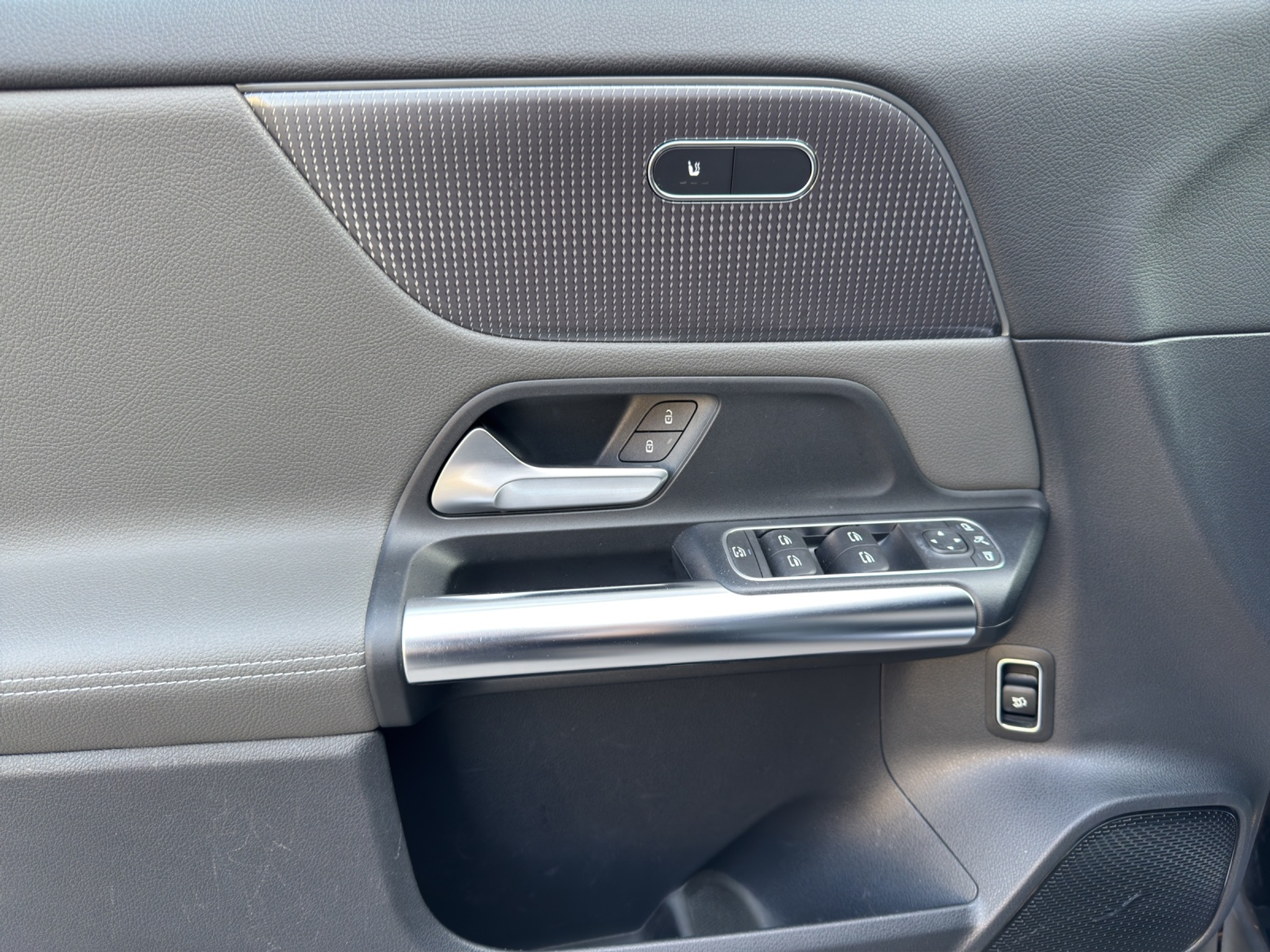 listing desktop thumbnail image 12