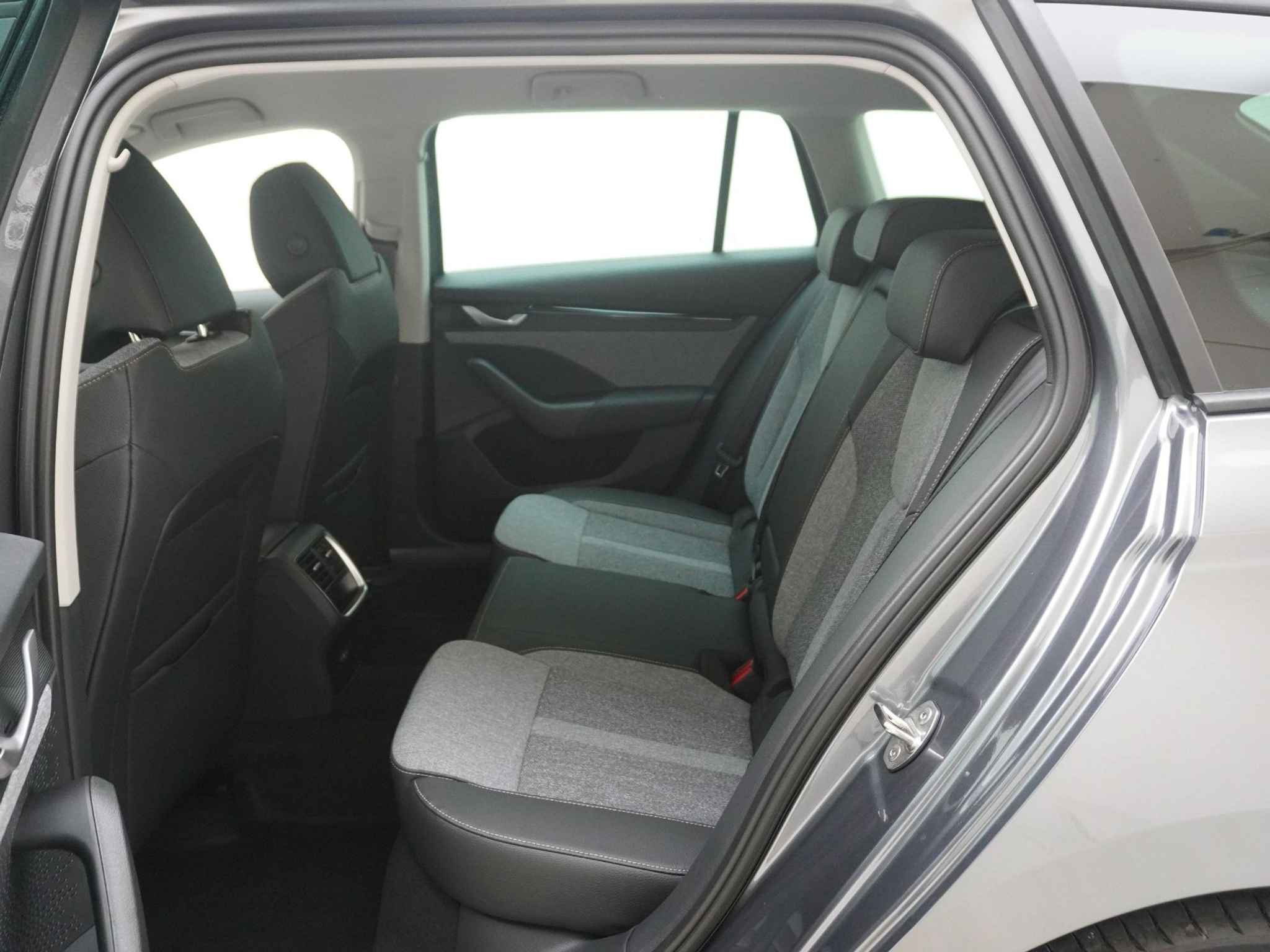 listing desktop thumbnail image 14