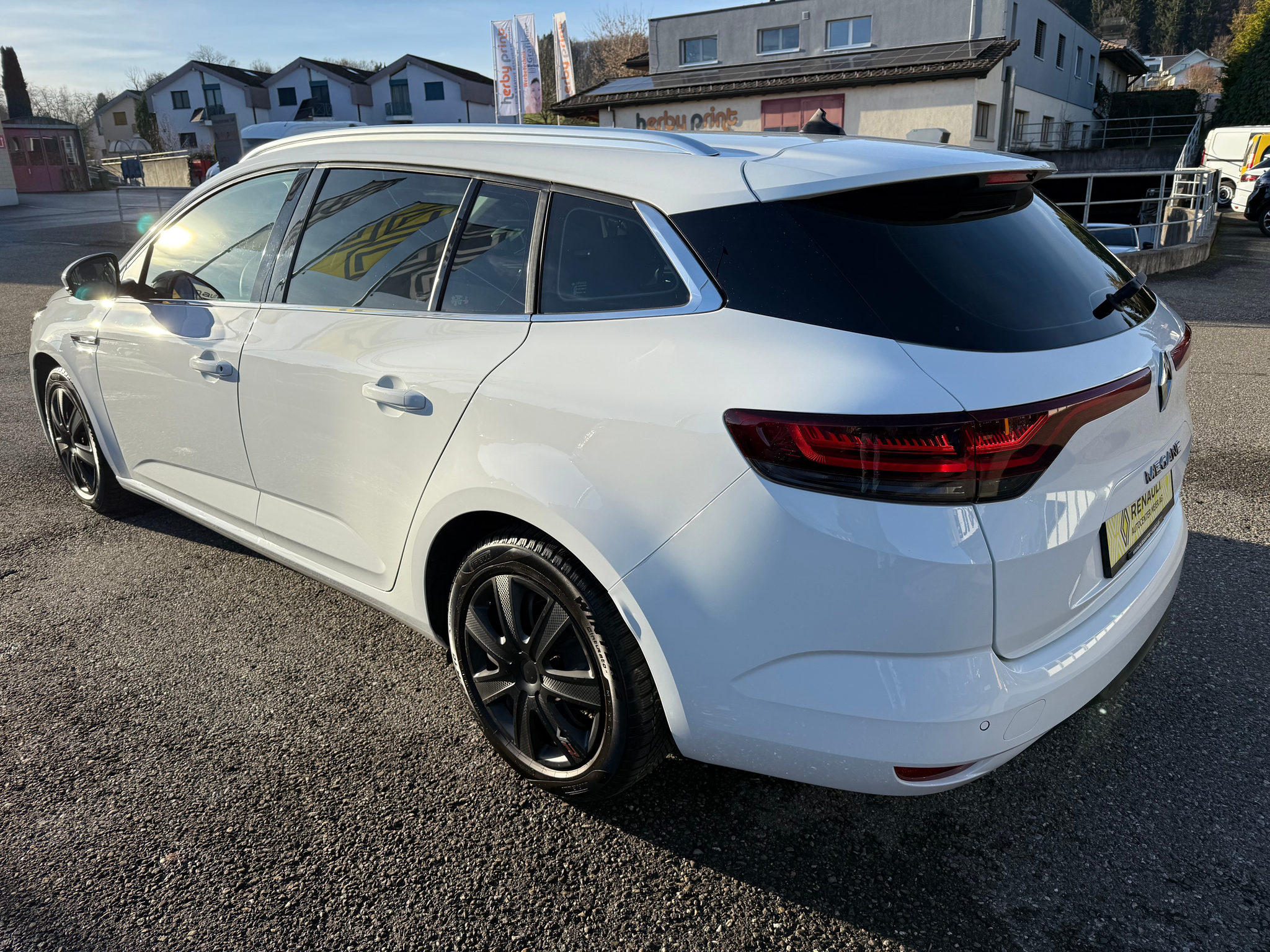 listing desktop thumbnail image 3