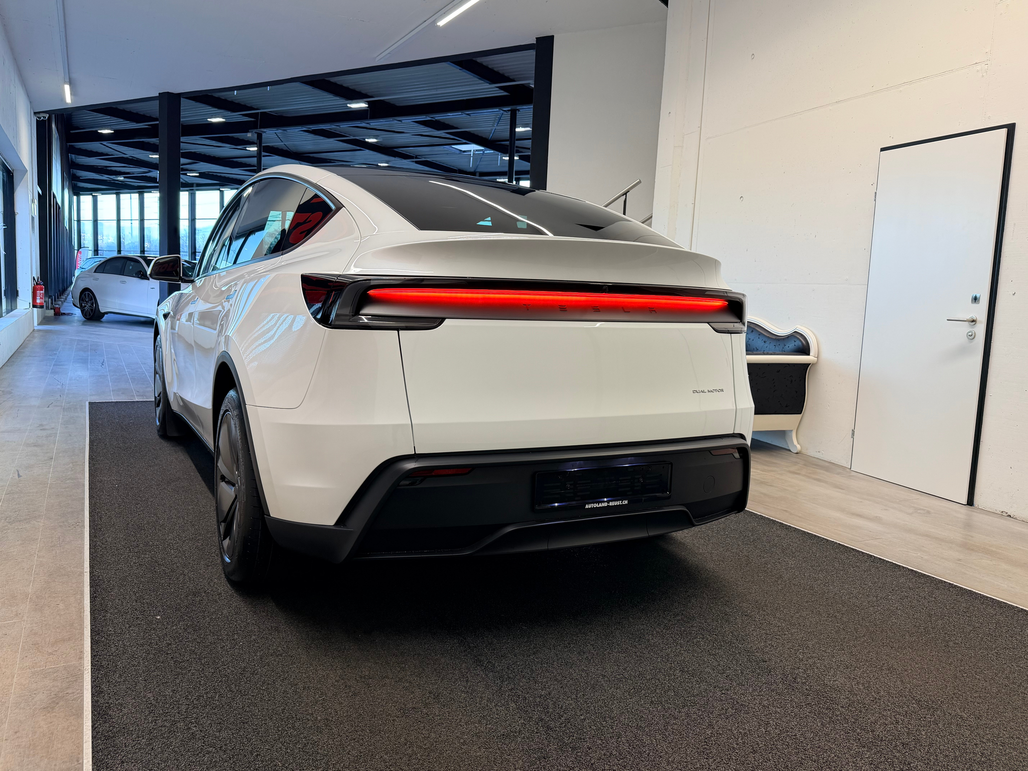 listing desktop thumbnail image 6