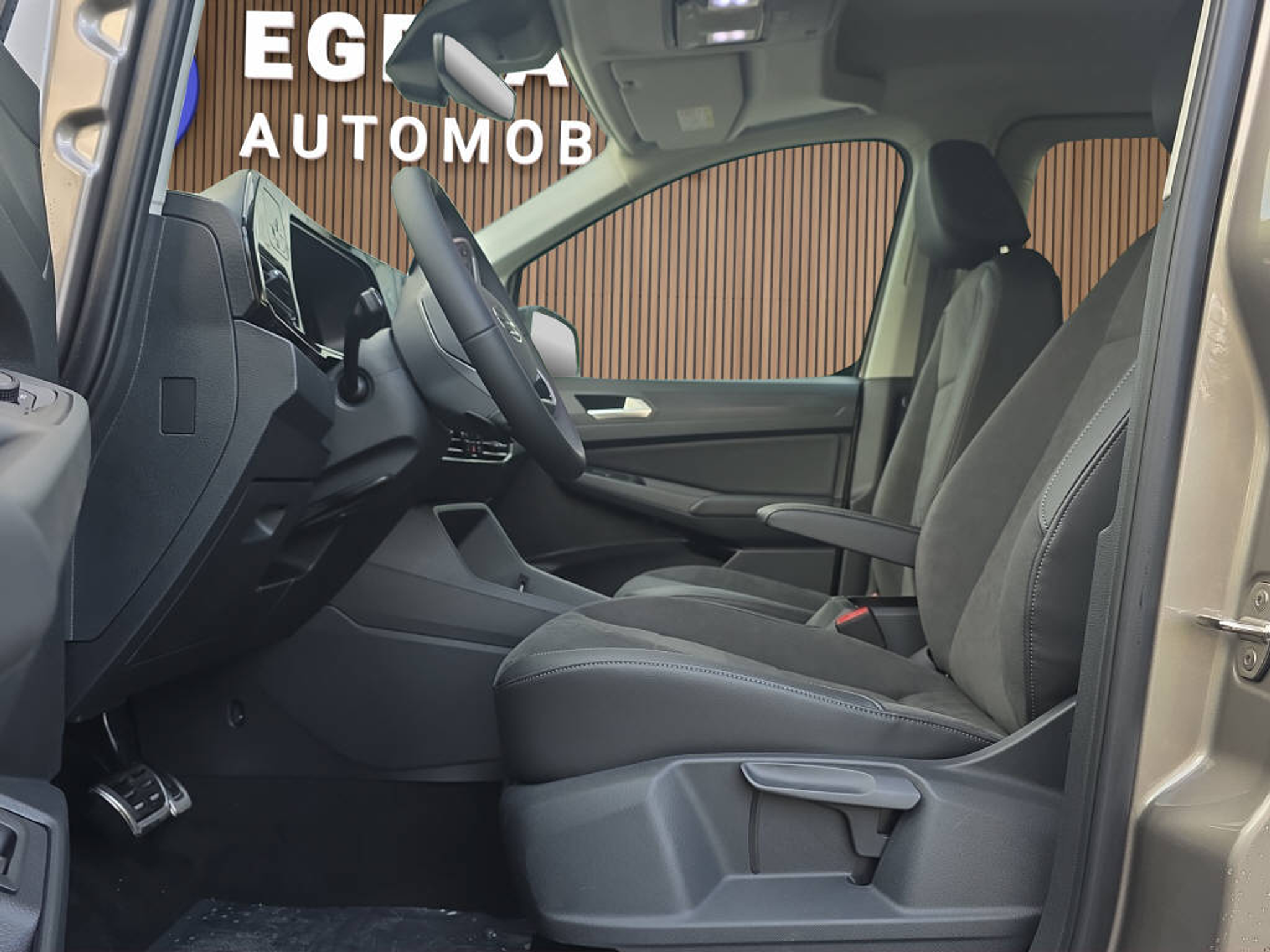 listing desktop thumbnail image 8