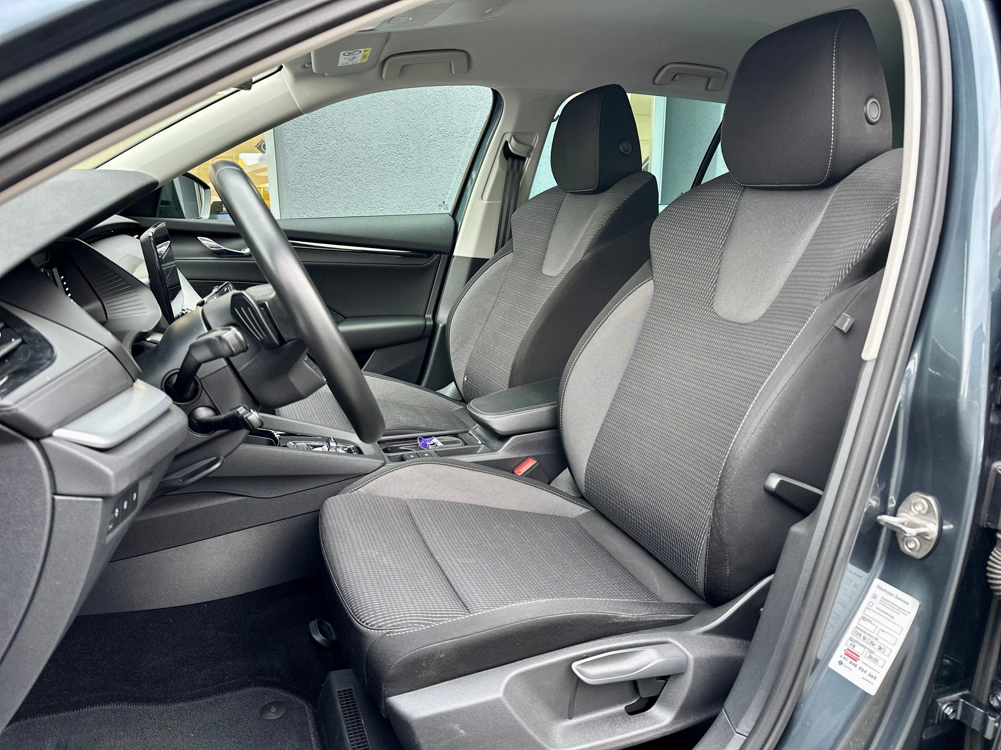 listing desktop thumbnail image 4