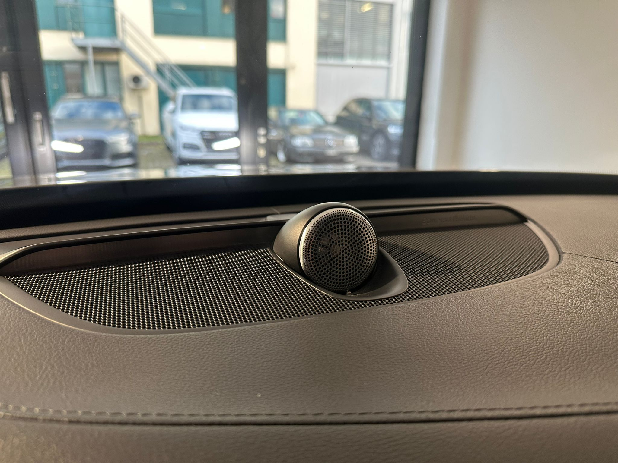 listing desktop thumbnail image 13