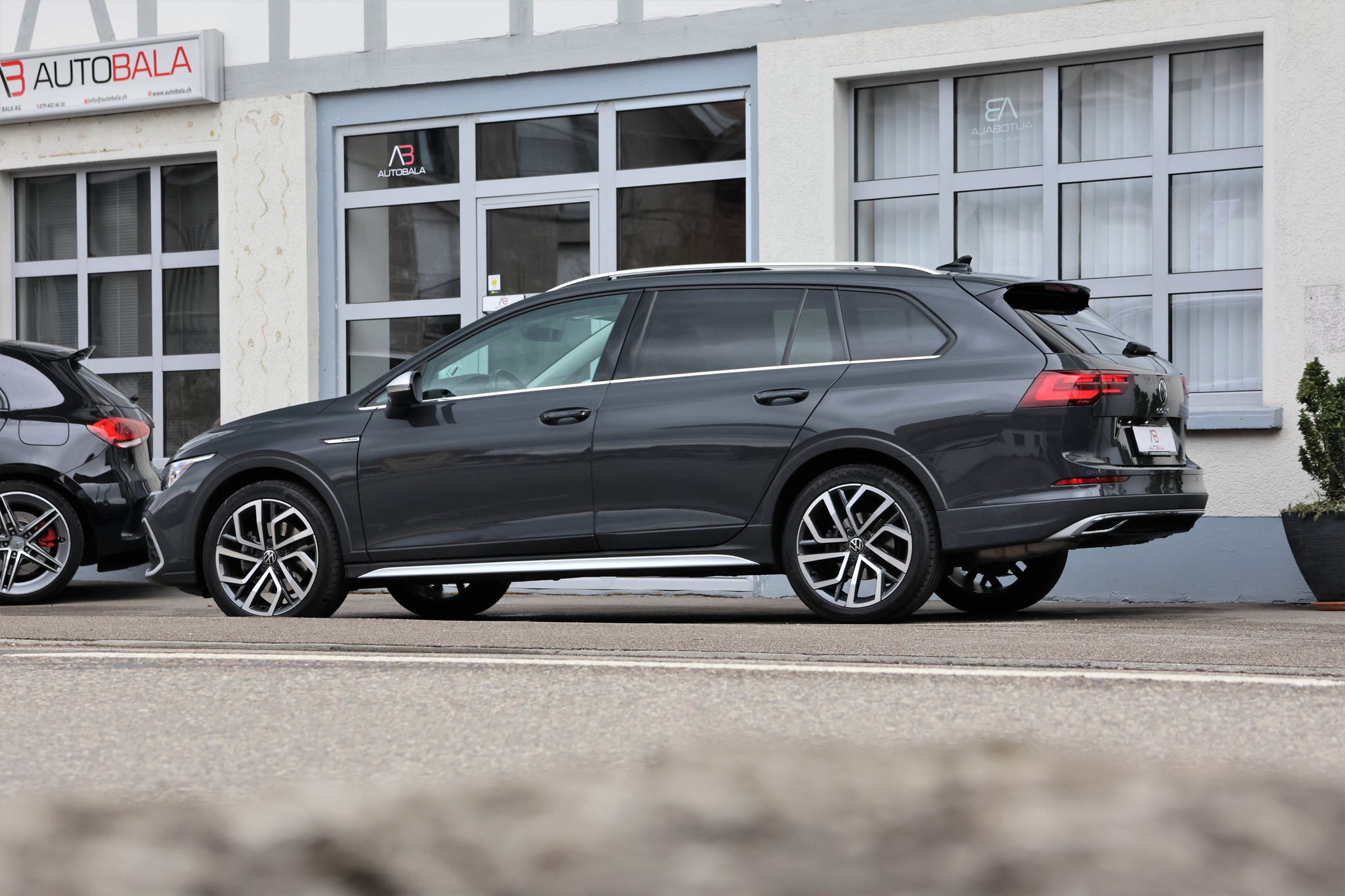 listing desktop thumbnail image 3