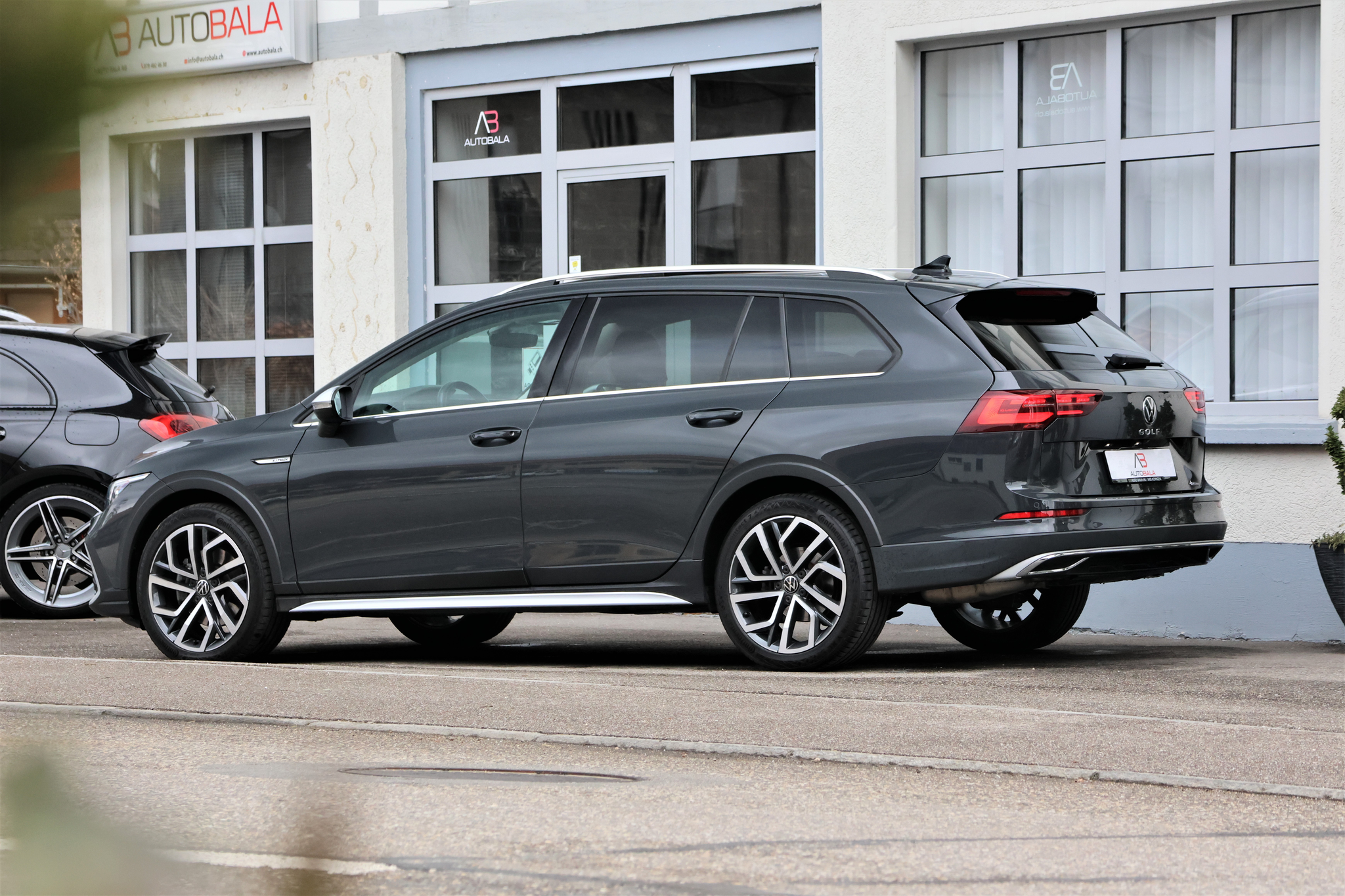 listing desktop thumbnail image 4