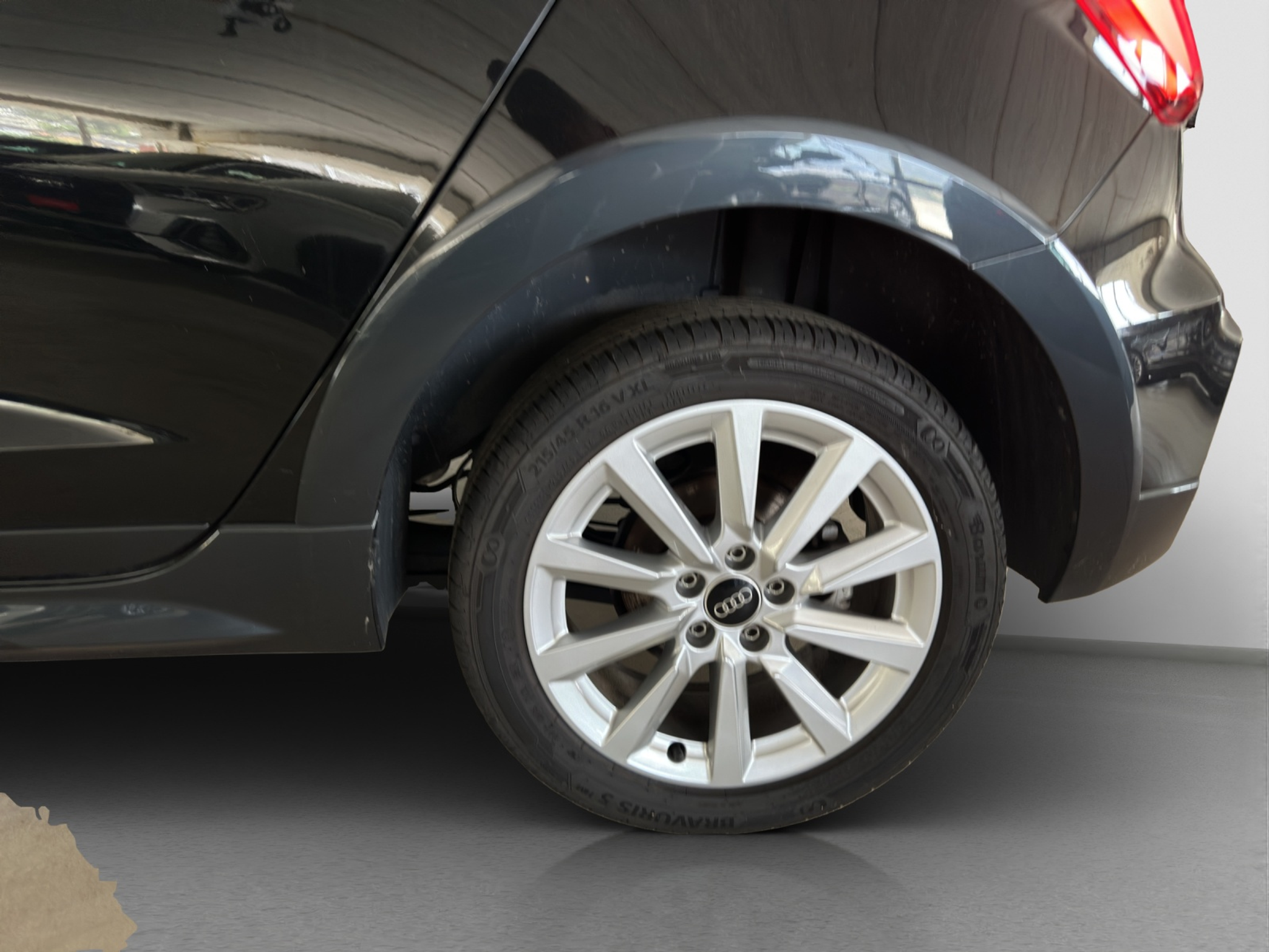 listing desktop thumbnail image 4