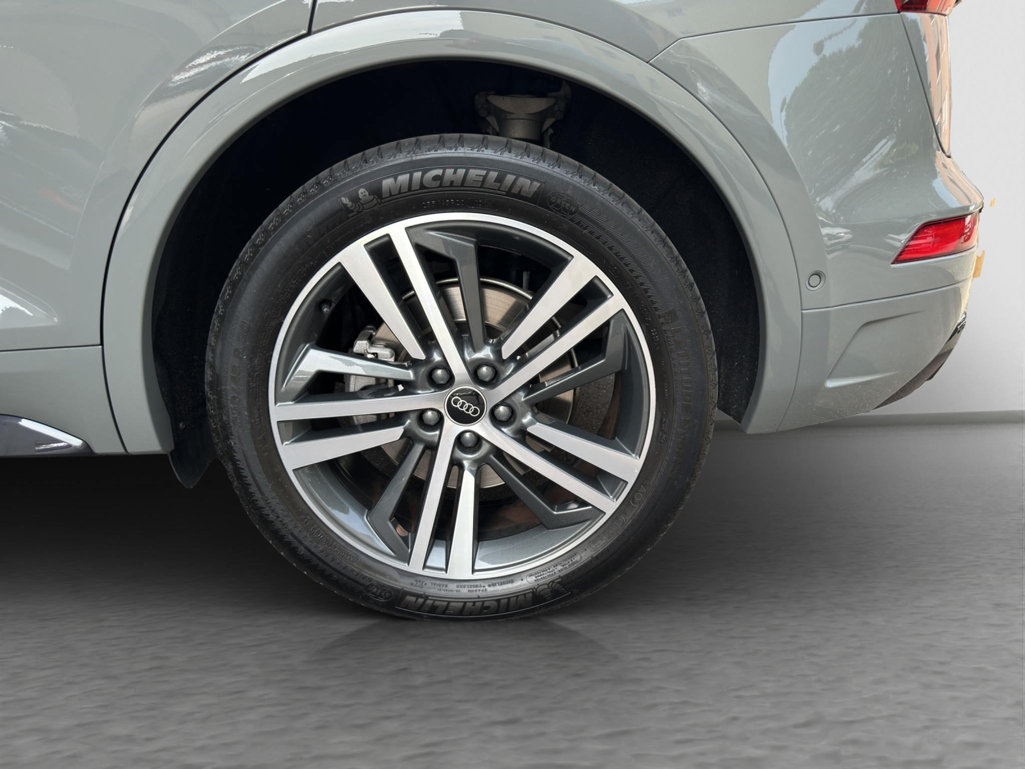 listing desktop thumbnail image 4