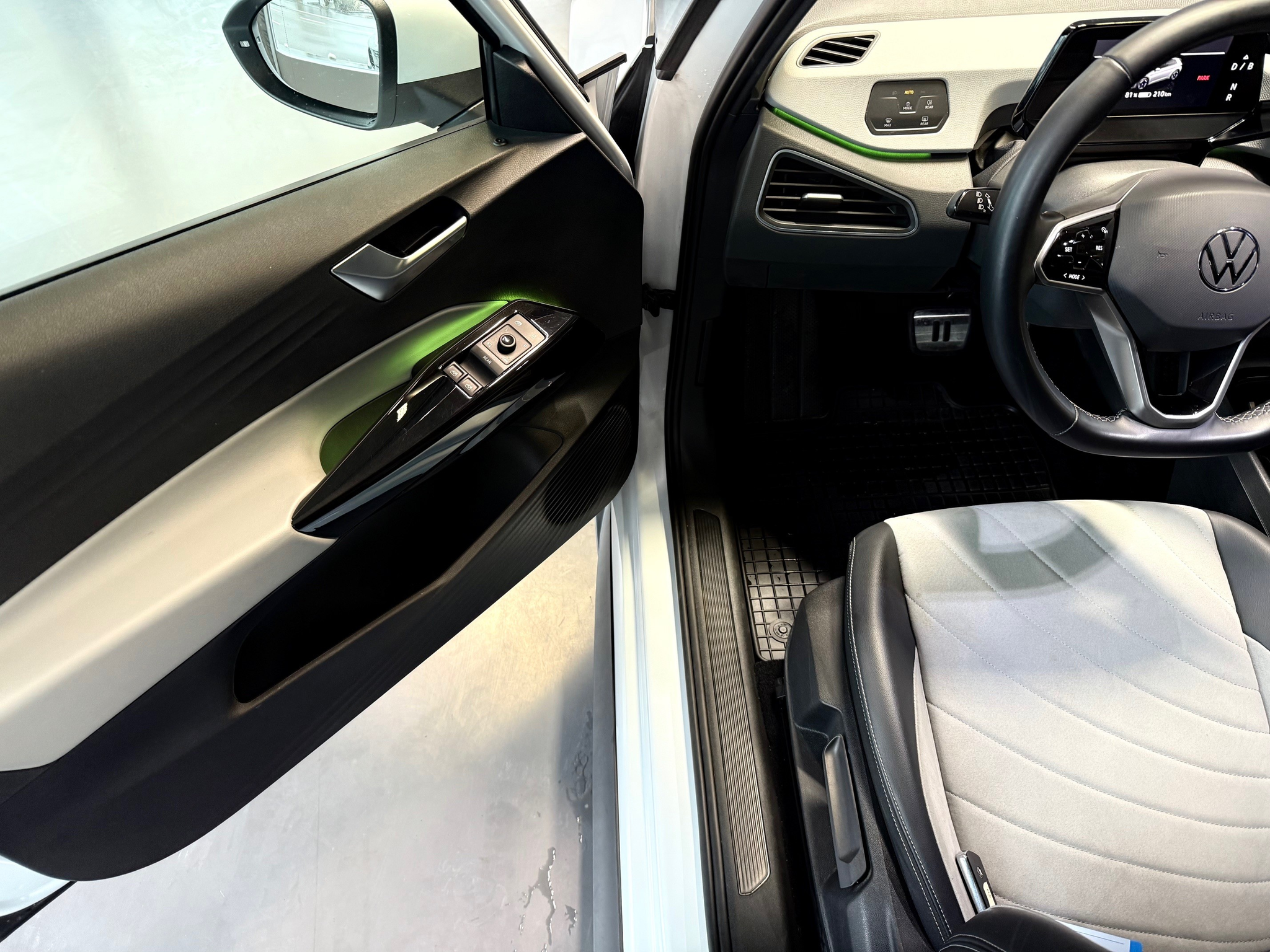 listing desktop thumbnail image 5