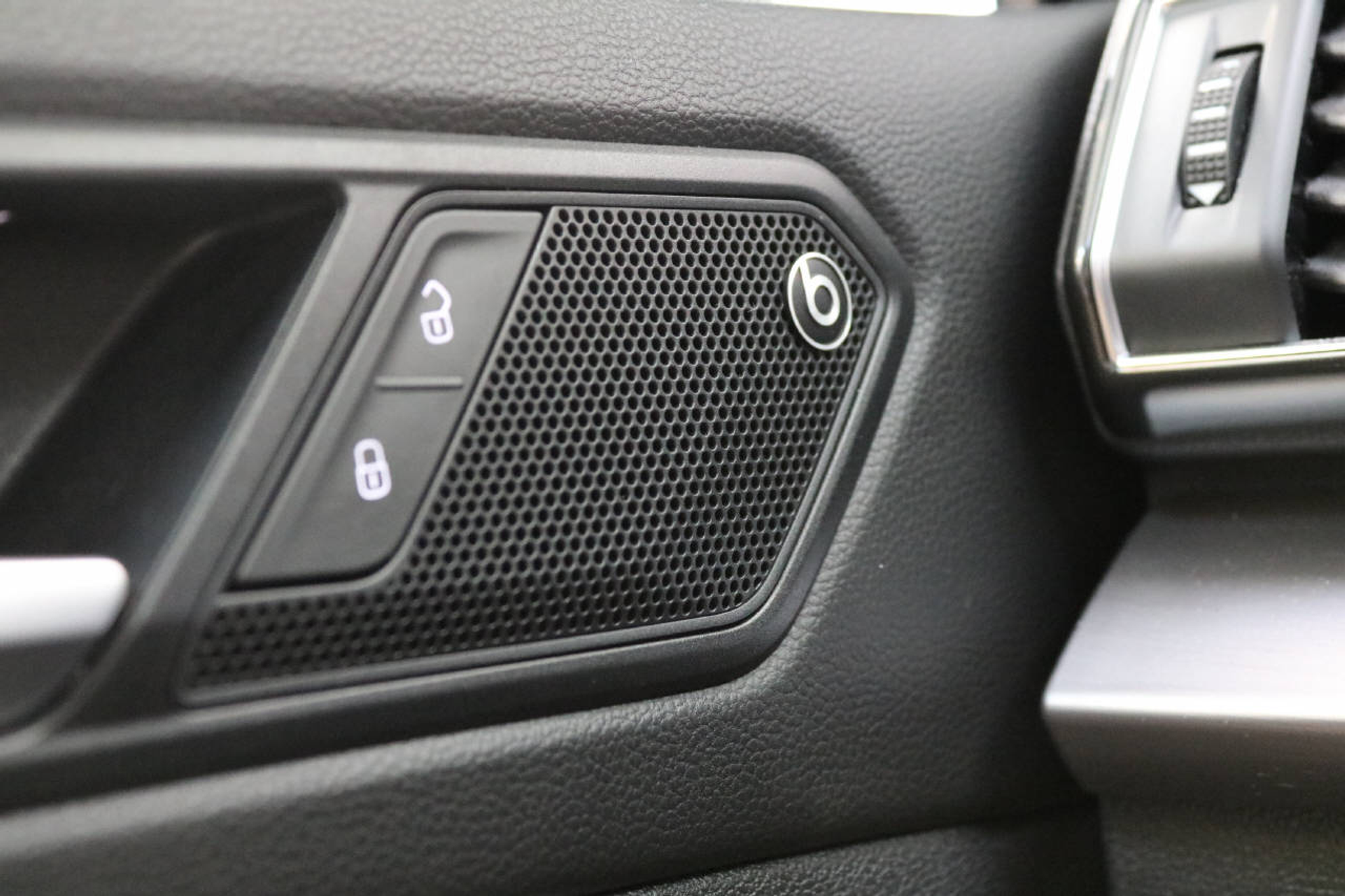 listing desktop thumbnail image 10