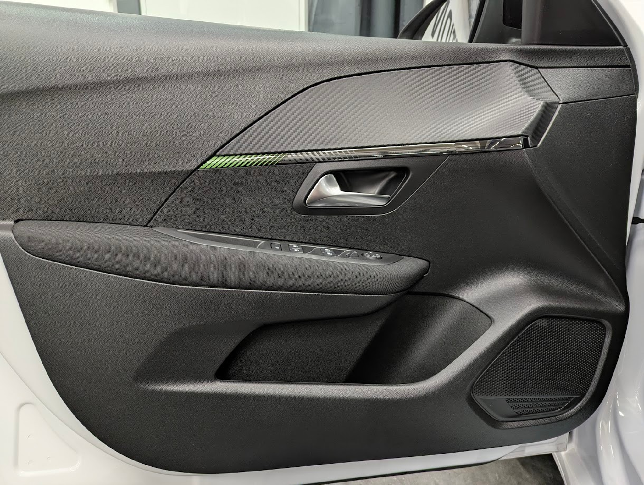 listing desktop thumbnail image 2