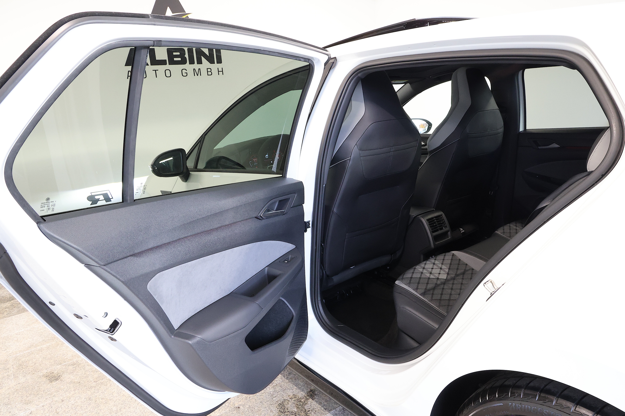 listing desktop thumbnail image 15